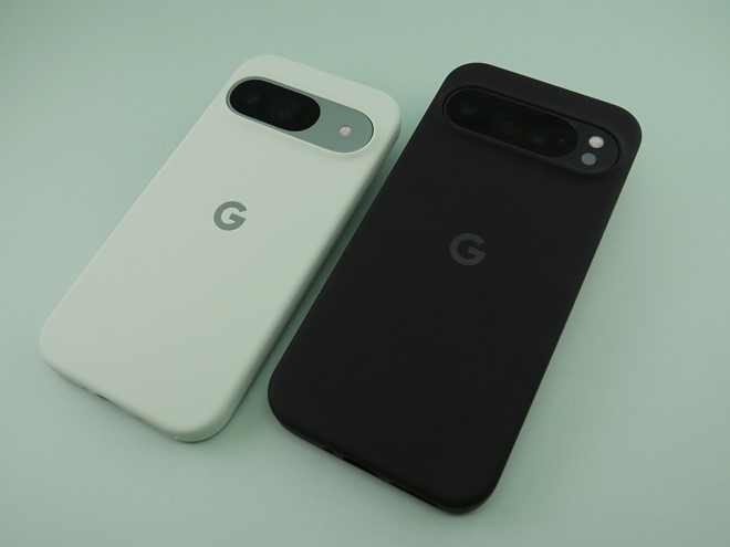 「Pixel 9」（左）と「Pixel 9 Pro XL」（右）にGoogleストアなどで販売される純正ケースを装着。カメラ部の周囲は少し盛り上がった形状を採用