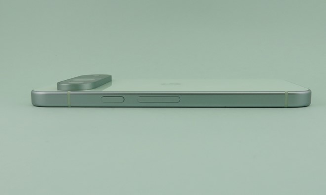 右側面には電源ボタンとシーソー式音量キーを備える。他のAndroidスマートフォンとはレイアウトが逆