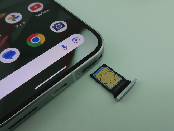 SIMカードは本体下部のSIMカードトレイにnanoSIMカードを1枚、装着可能。eSIMを組み合わせたデュアルSIMに対応