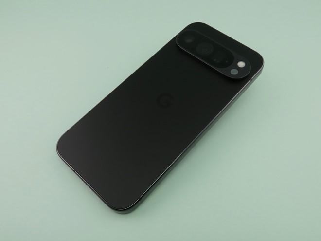 背面はフラットな形状になり、「Pixel 9 Pro」は指紋が付きにくいマットな仕上げになった