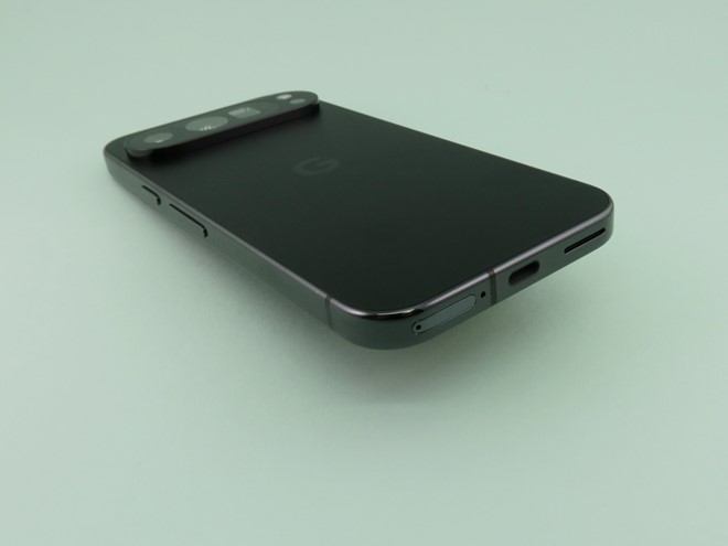 本体下部にはUSB Type-C外部接続端子を備える。右側面側にはピンで取り出すタイプのSIMカードスロットを備える
