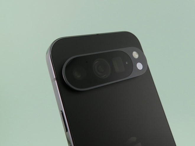 「Pixel 9 Pro」のカメラ部。「Pixel 9」の広角カメラと超広角カメラに加え、光学5倍の望遠からを搭載