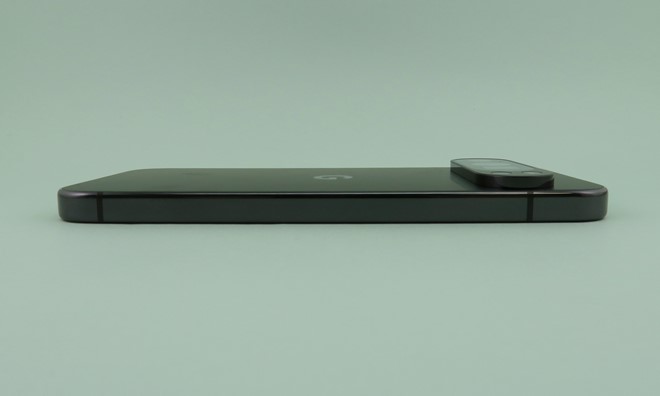 左側面にはボタン類は備えられていない。カメラの仕様は異なるが、カメラ部の突起は「Pixel 9」と同じく約3.6mm（実測値）