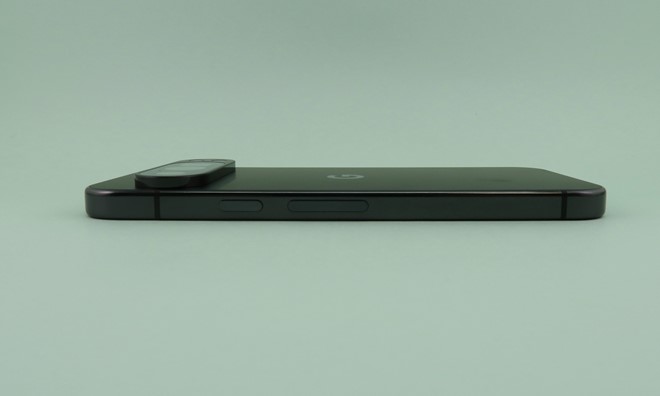 右側面には電源ボタンとシーソー式音量キーを備える。他のAndroidスマートフォンとはレイアウトが逆