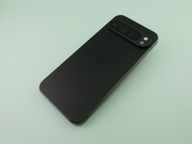 背面はフラットな形状になり、「Pixel 9 Pro XL」は指紋が付きにくいマットな仕上げ。ボディが長いため、フラットな面もかなり広い