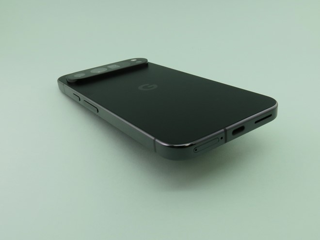 本体下部にはUSB Type-C外部接続端子を備える。右側面側にはピンで取り出すタイプのSIMカードスロットを備える