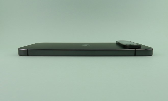 左側面にはボタン類は備えられていない。カメラの仕様は異なるが、カメラ部の突起は「Pixel 9」と同じく約3.6mm（実測値）