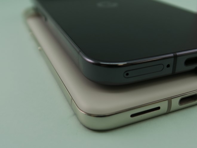 「Pixel 8 Pro」（下）と「Pixel 9 Pro XL」（上）を重ね、側面を比較。「Pixel 8 Pro」の側面へ向けた湾曲部分がなくなり、側面は背面に対して、ほぼ垂直な形状に仕上げられた