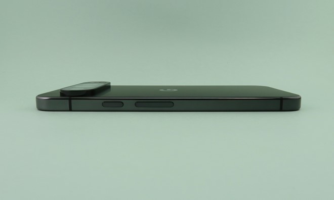右側面には電源ボタンとシーソー式音量キーを備える。他のAndroidスマートフォンとはレイアウトが逆