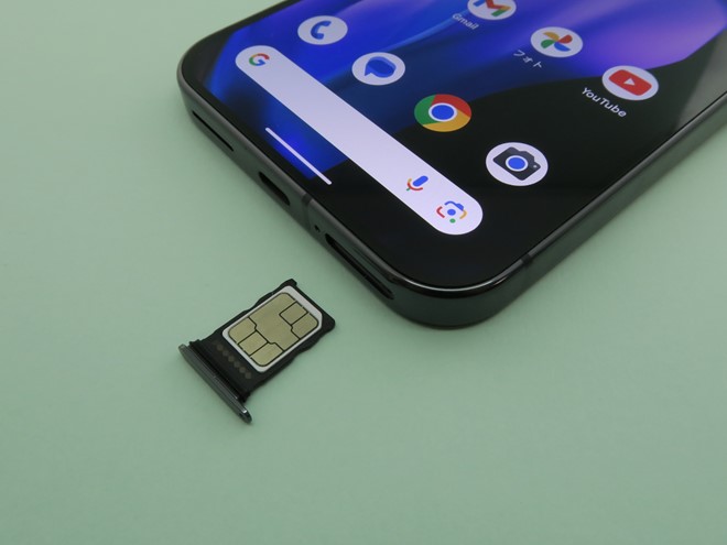 SIMカードは本体下部のSIMカードトレイにnanoSIMカードを1枚、装着可能。eSIMを組み合わせたデュアルSIMに対応