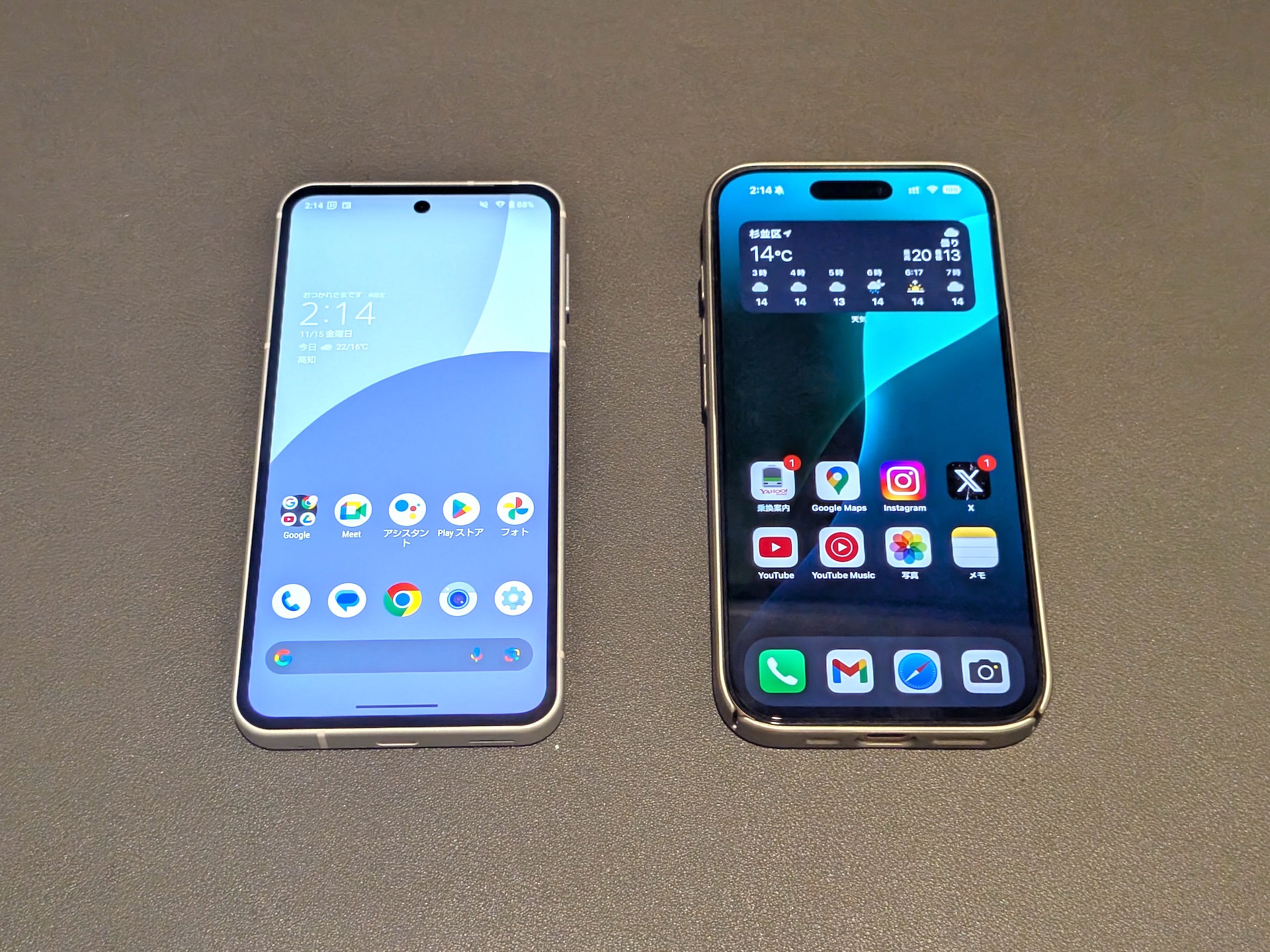 AQUOS sense9（左）とiPhone 16 Pro（右）