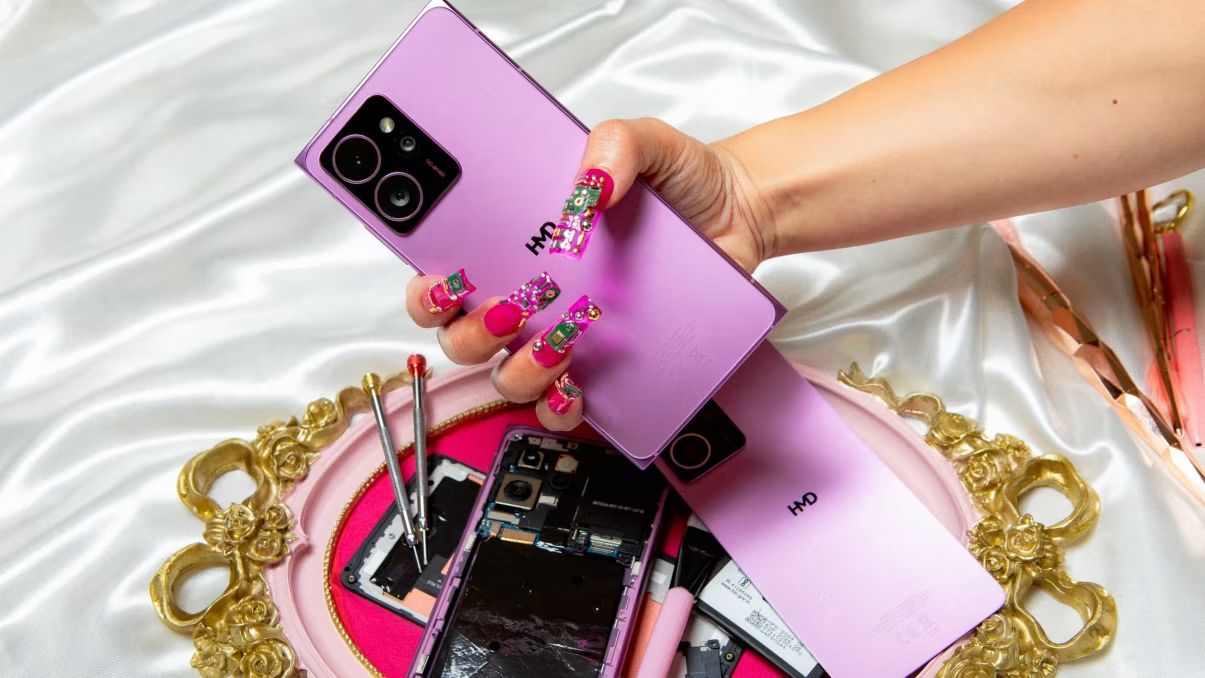 HMD Skyline。自分で修理ができるという売り文句の製品ですが、<a href="https://www.hmd.com/en_int/press/hmd-skyline-more-than-a-pretty-face" class="strong b">リリース</a>にもひっそりQi2認定、という言葉があります