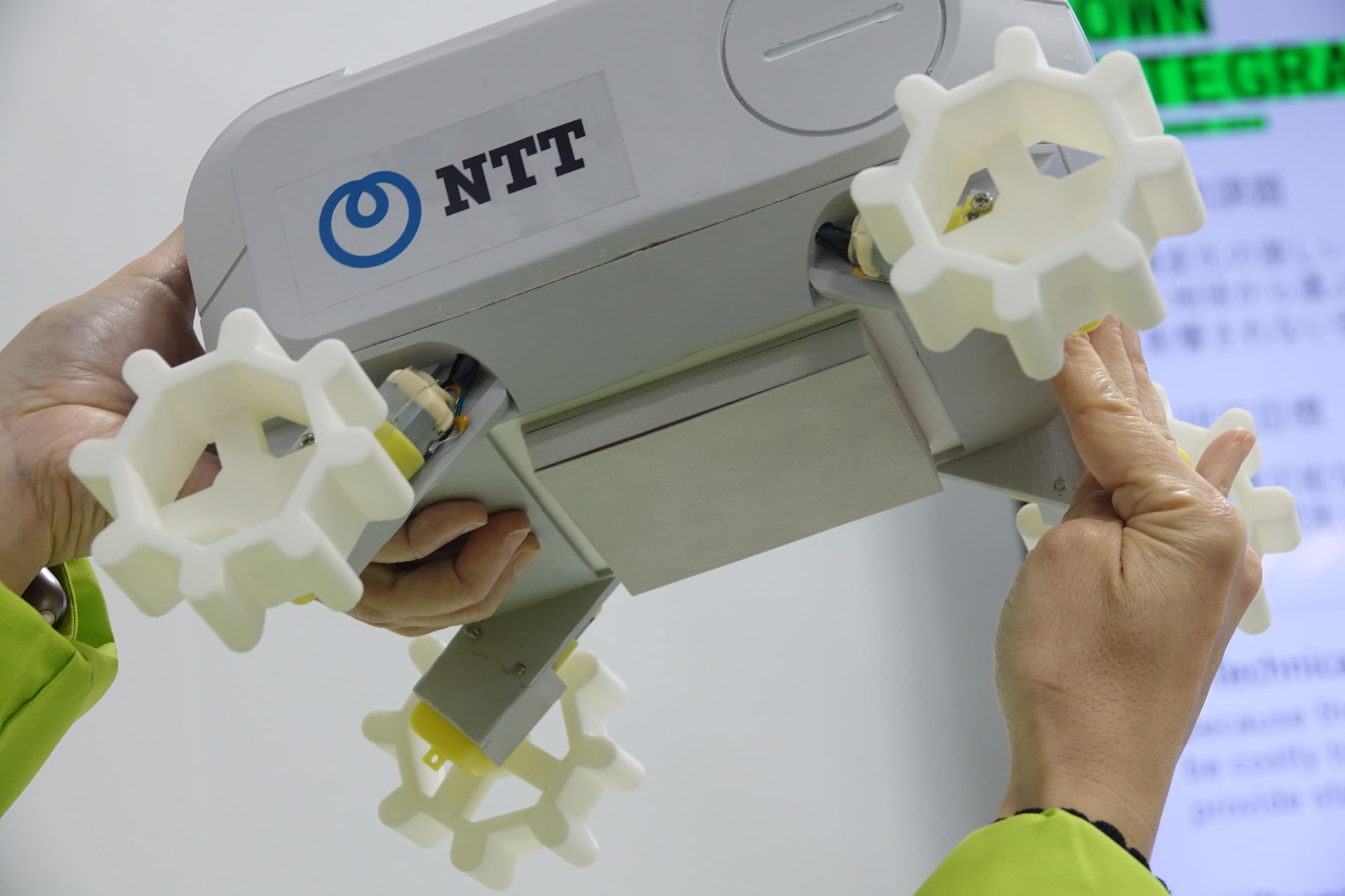 車両の底面にアンテナを配置