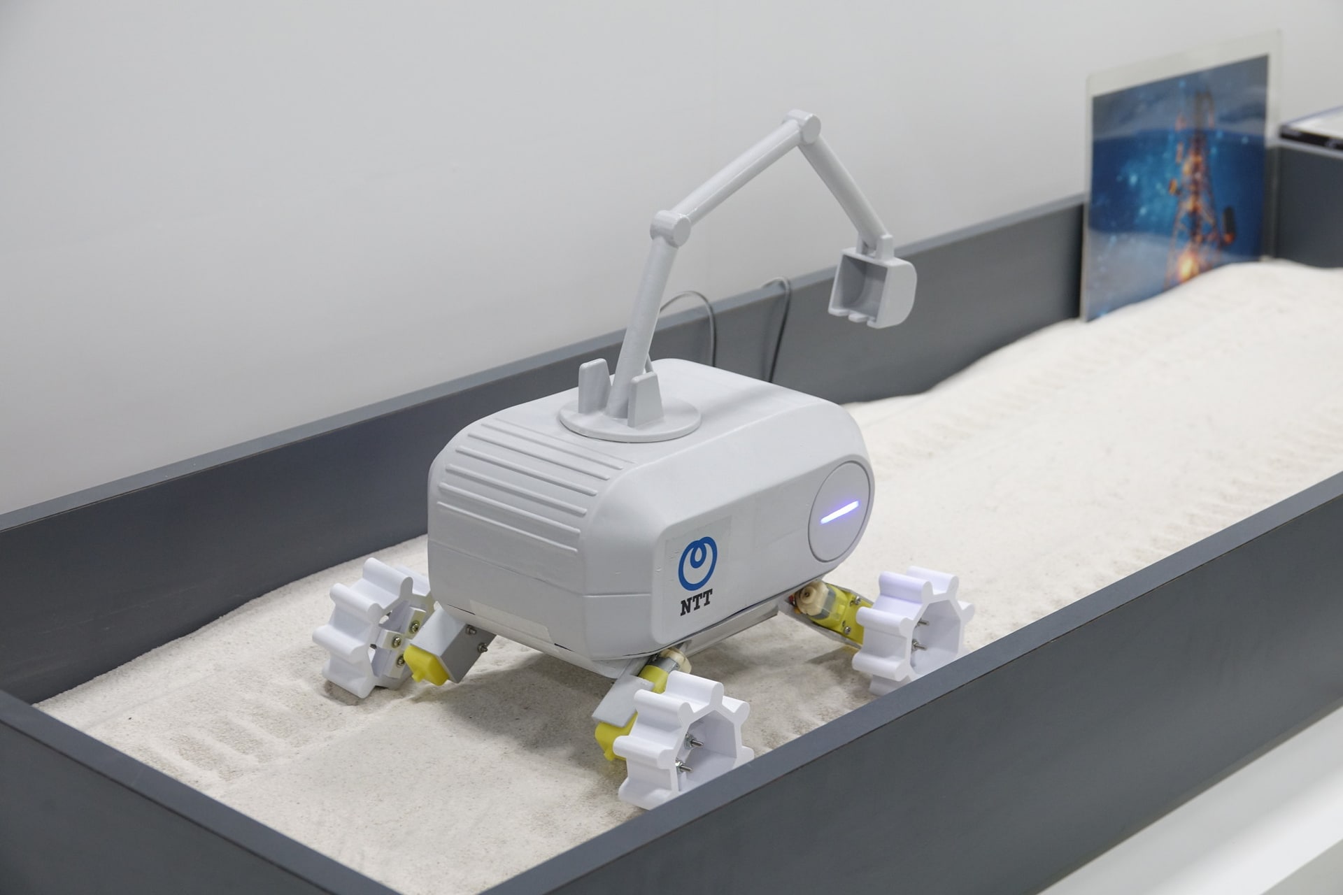 砂の面を伝搬する電気エネルギーをアンテナで受け取り移動する