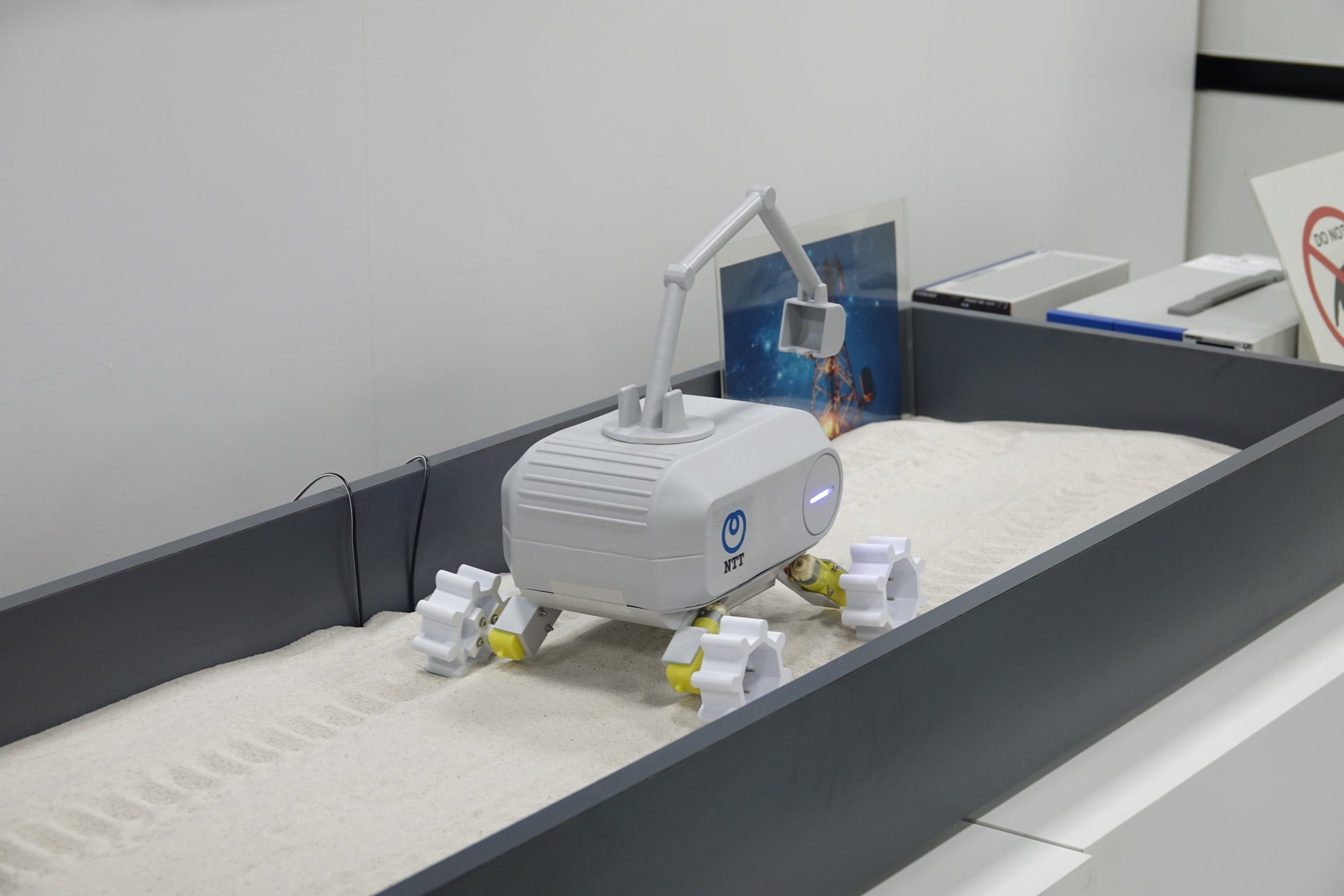 砂の面を伝搬する電気エネルギーをアンテナで受け取り移動する