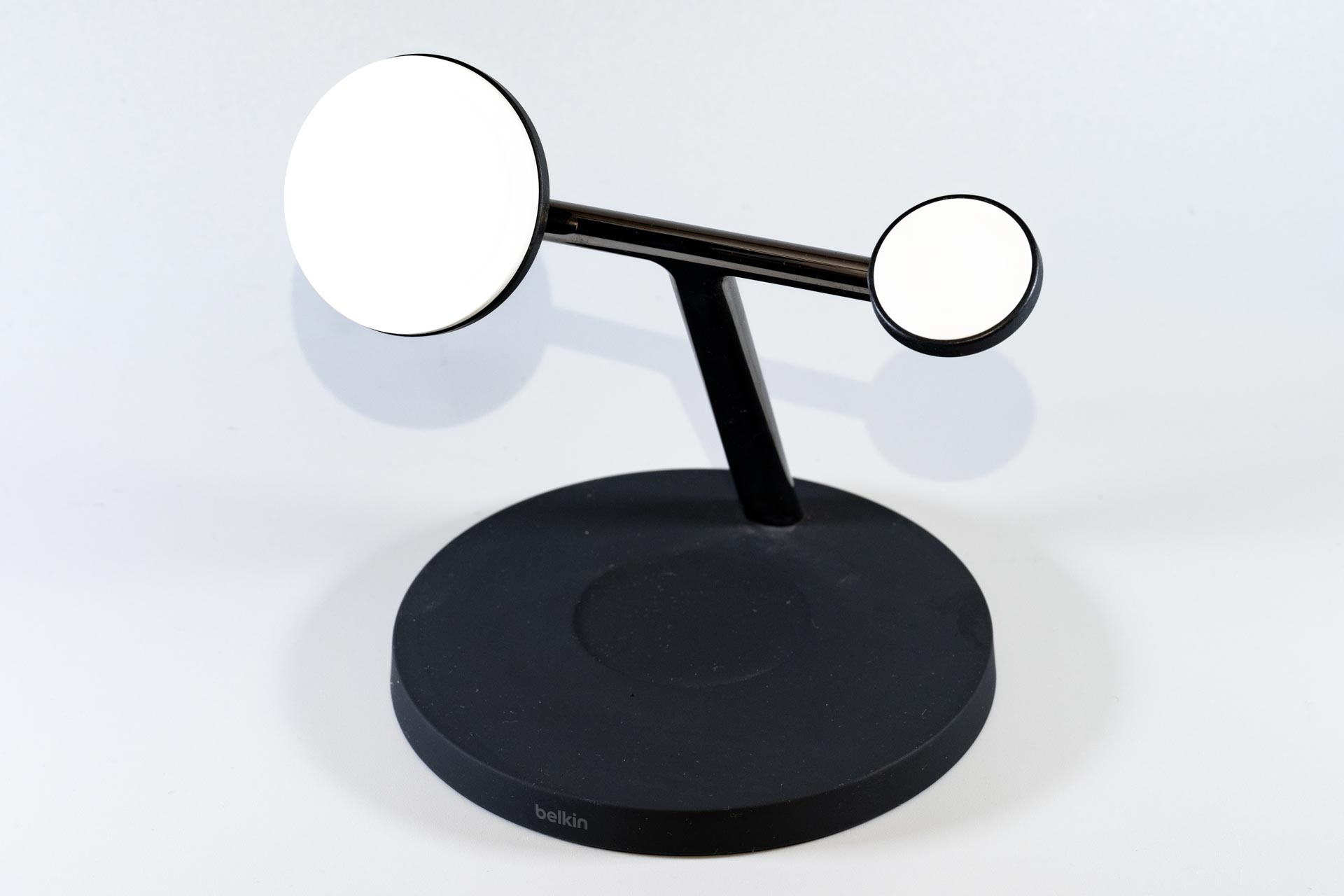 1箇所にまとめられるメリット、見た目の良さはお気に入りだったもののApple Watchの高速充電には非対応だったBelkinの充電スタンド。