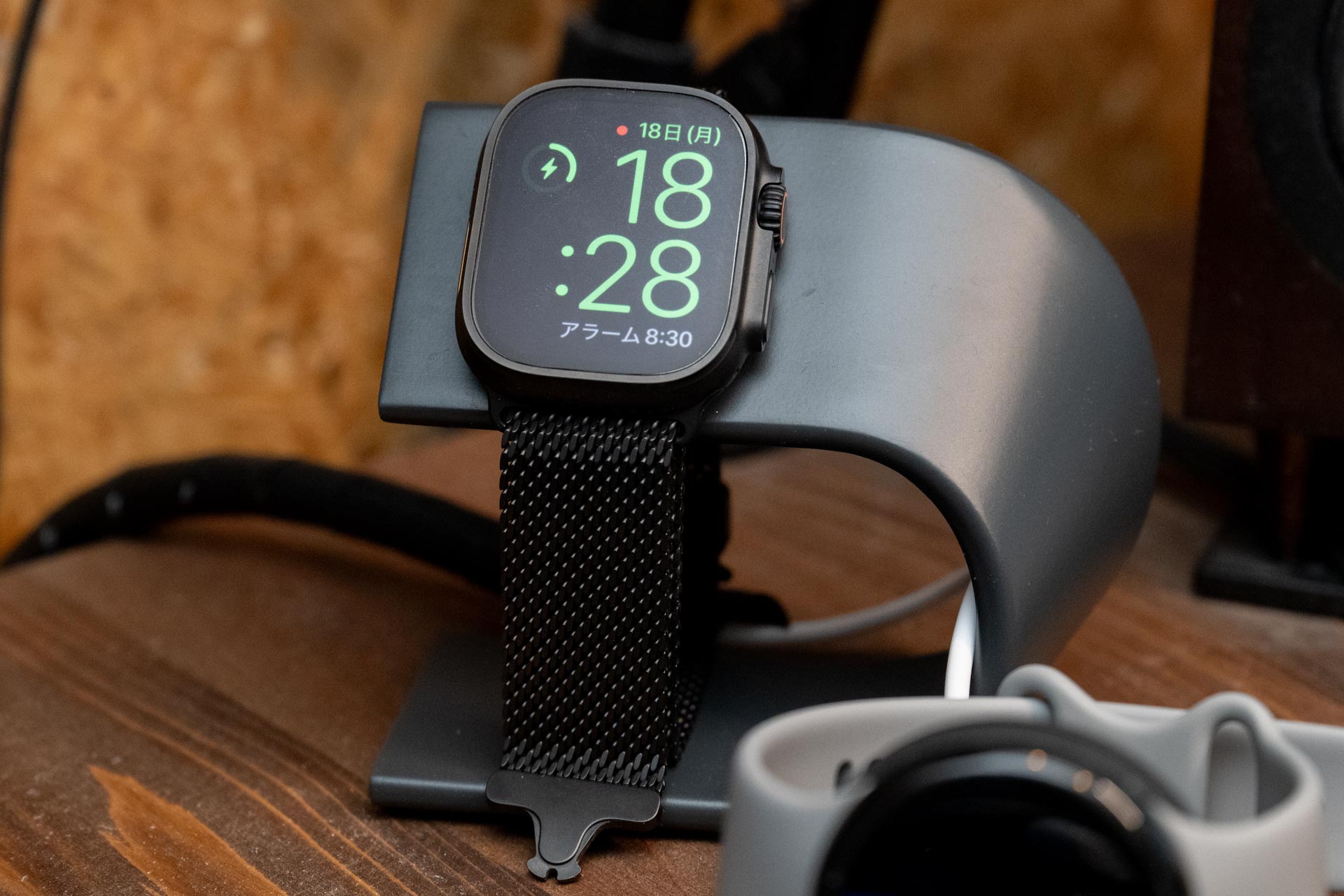 現在はApple Watch同梱の高速充電に対応した充電ケーブルを、サードパーティ製のスタンドと組み合わせてます。