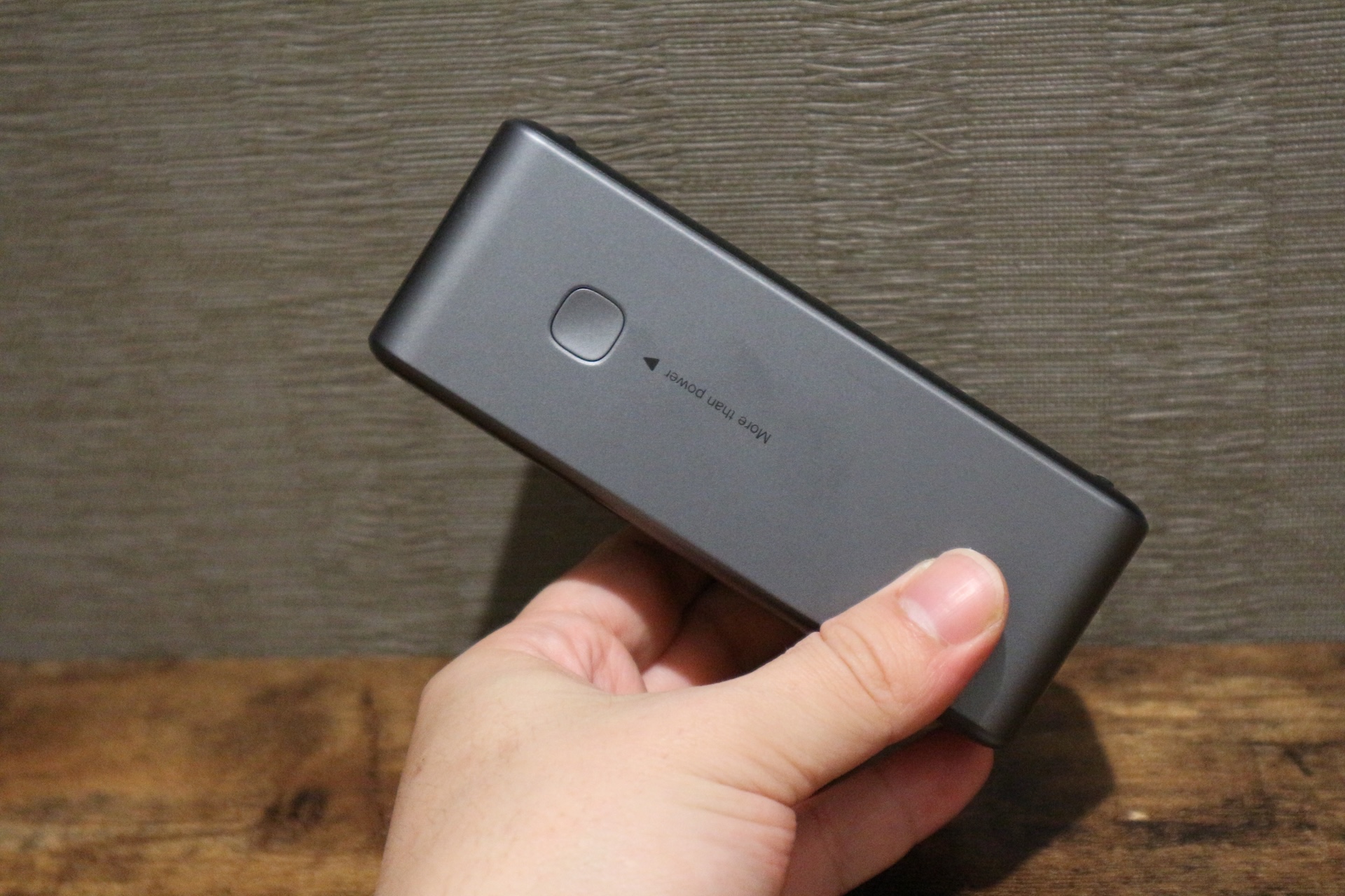 電源ボタンは本体側面に搭載