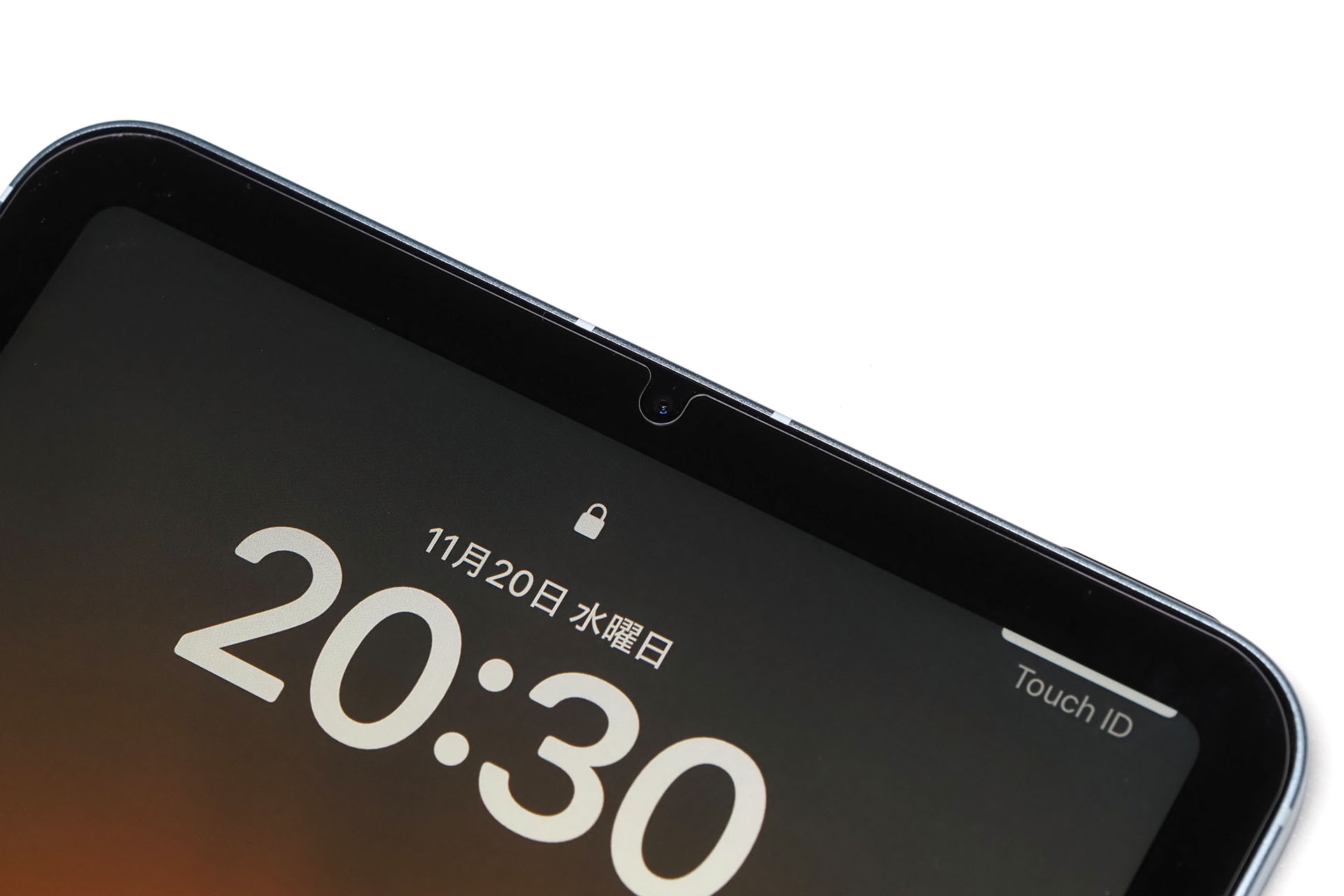 ガラスフィルムも同様。カメラなどの位置も変更されていないのでピッタリとマッチした。