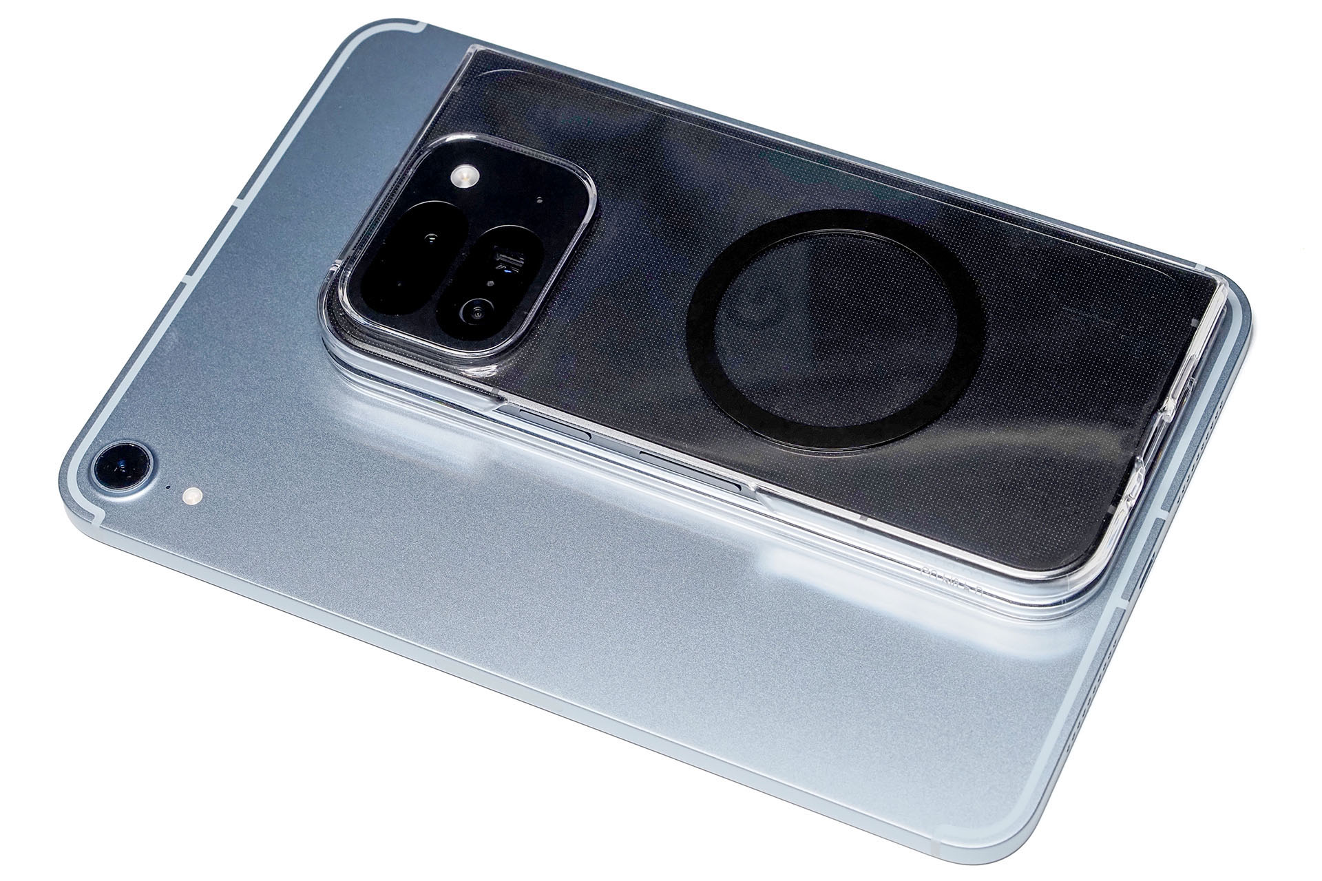 iPad mini (A17 Pro)の上にGoogle Pixel 9 Pro Foldを乗せてみたの図。iPad mini (A17 Pro)の携帯性はそこそこ良いのだ。