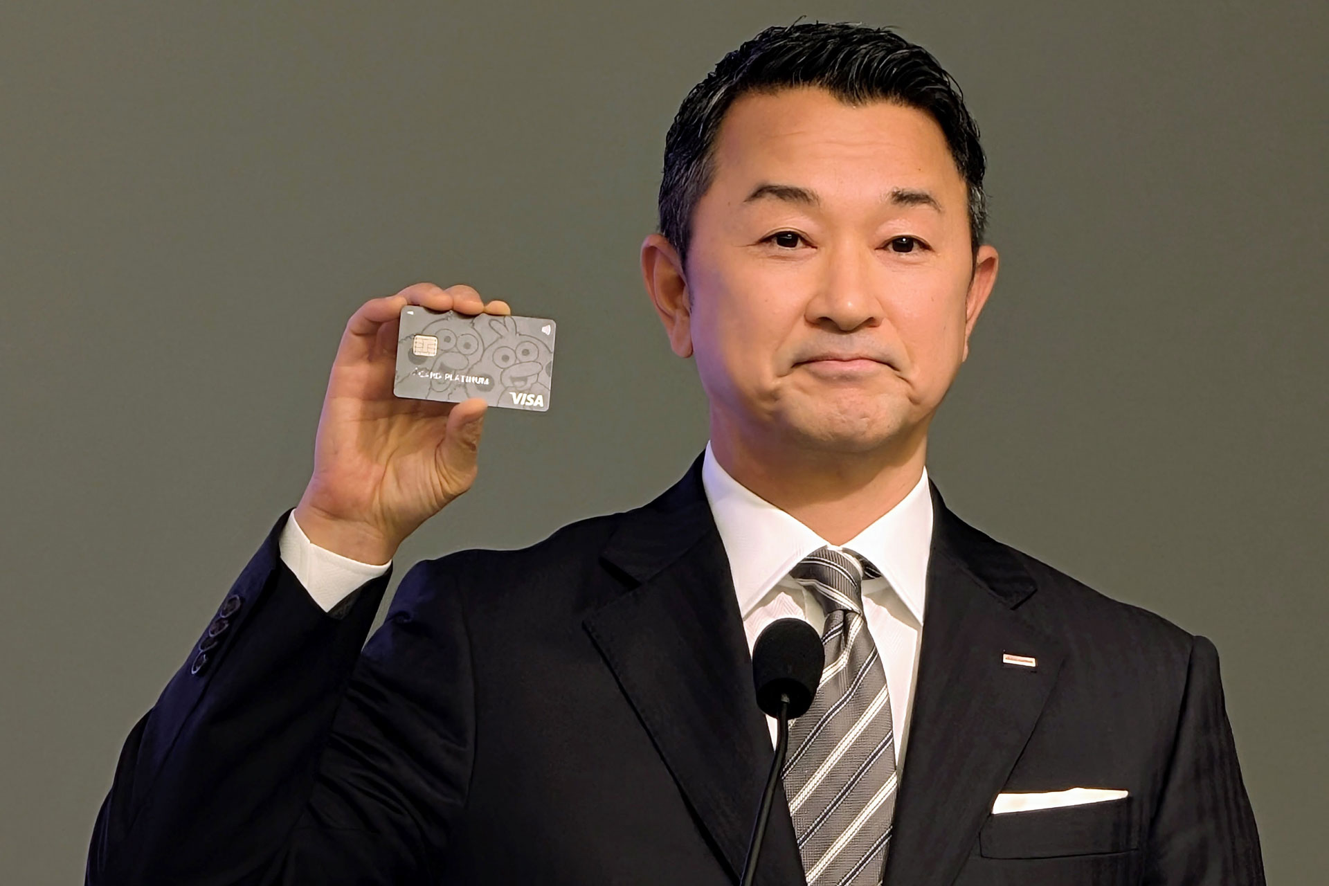 dカード PLATINUMを手にする前田社長