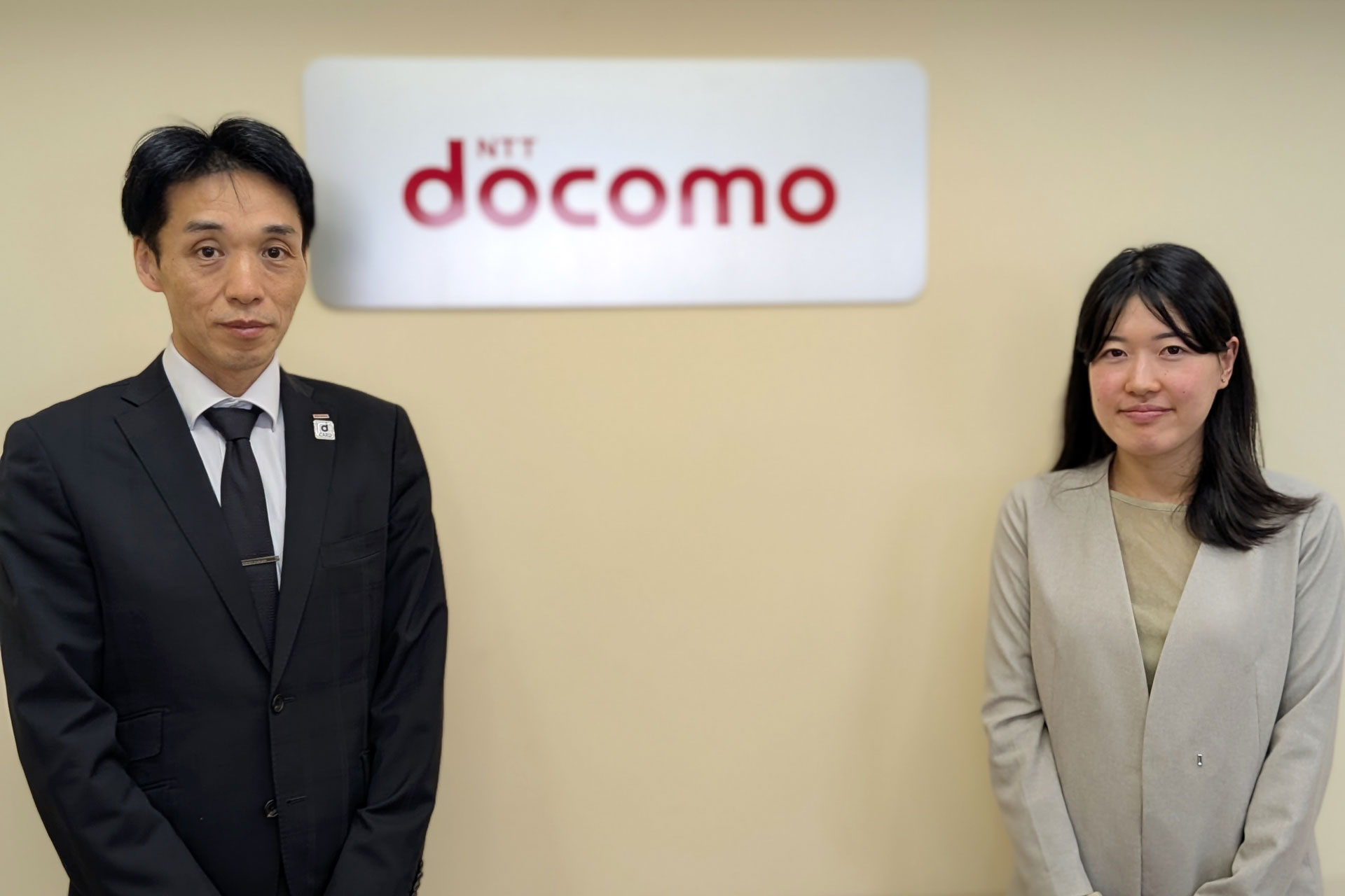 NTTドコモスマートライフカンパニークレジットサービス部長の鈴木貴久彦氏（左）とクレジットサービス戦略担当の稲村彩花氏（右）