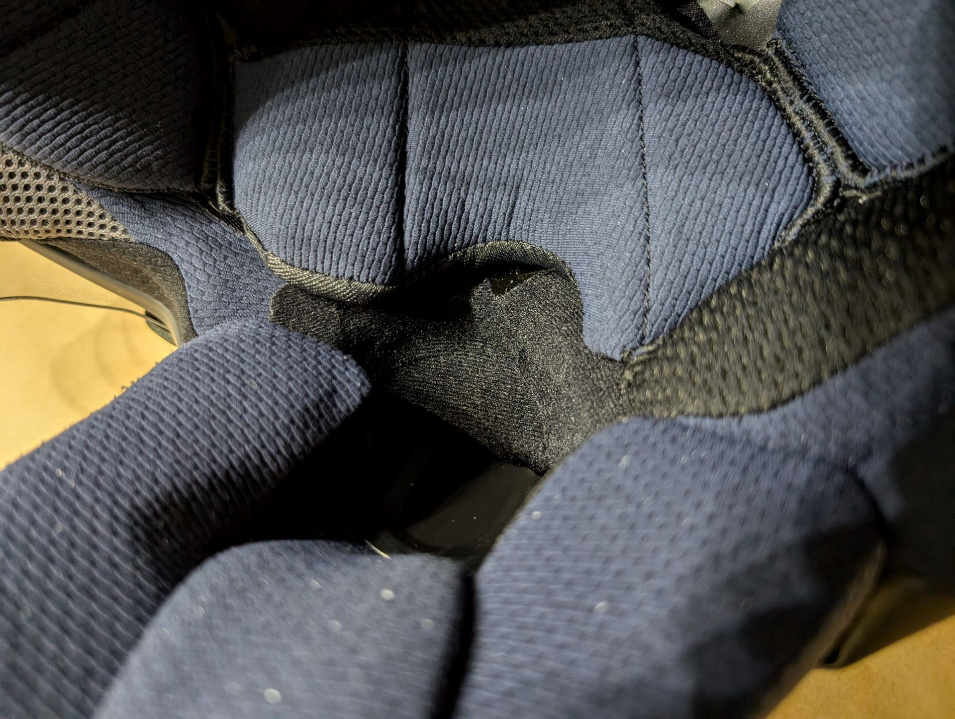 ヘルメット内装のくぼみが大きいのでここにマイクを仕込む