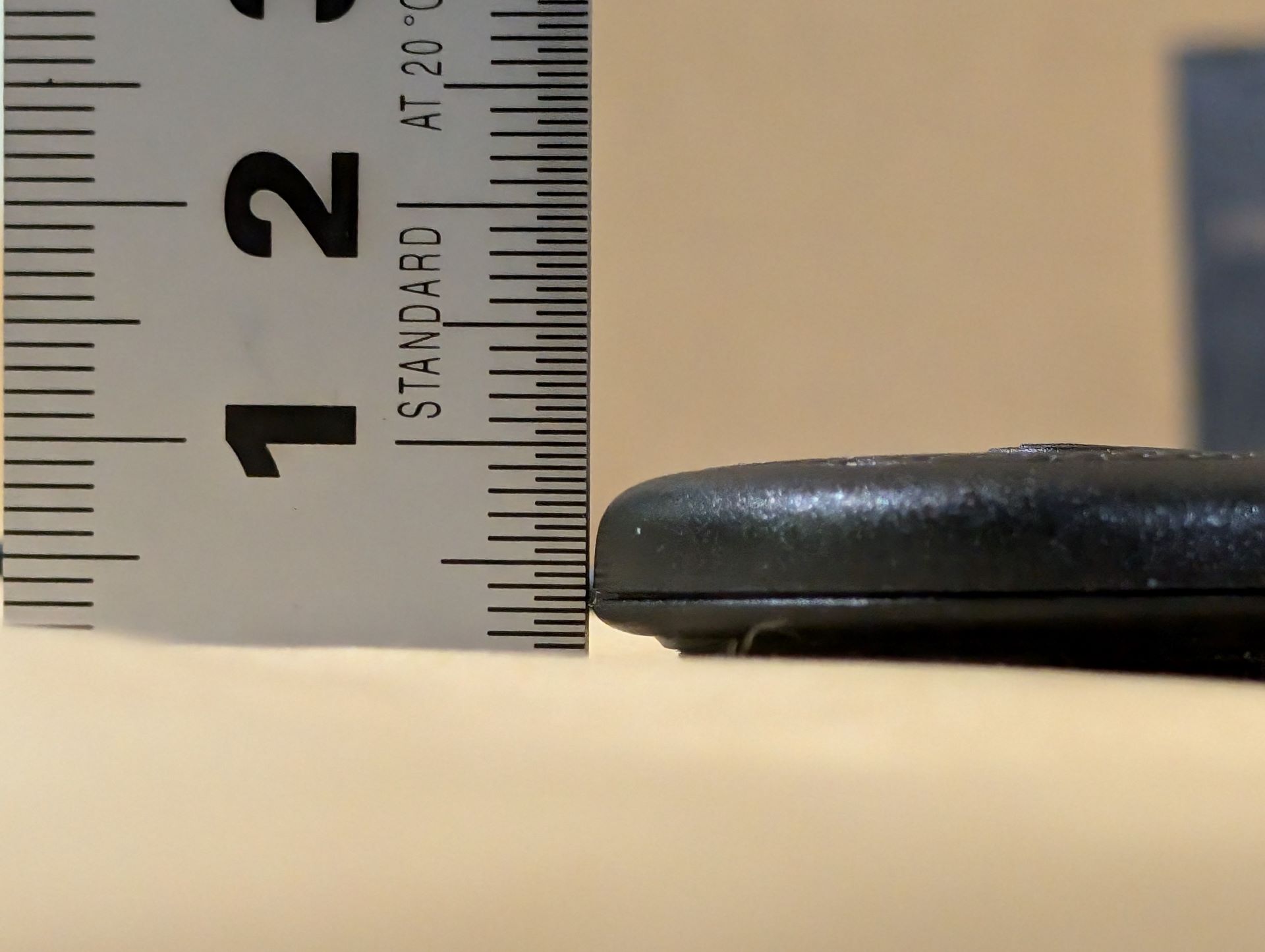 スピーカーの厚み実測は10mm程度