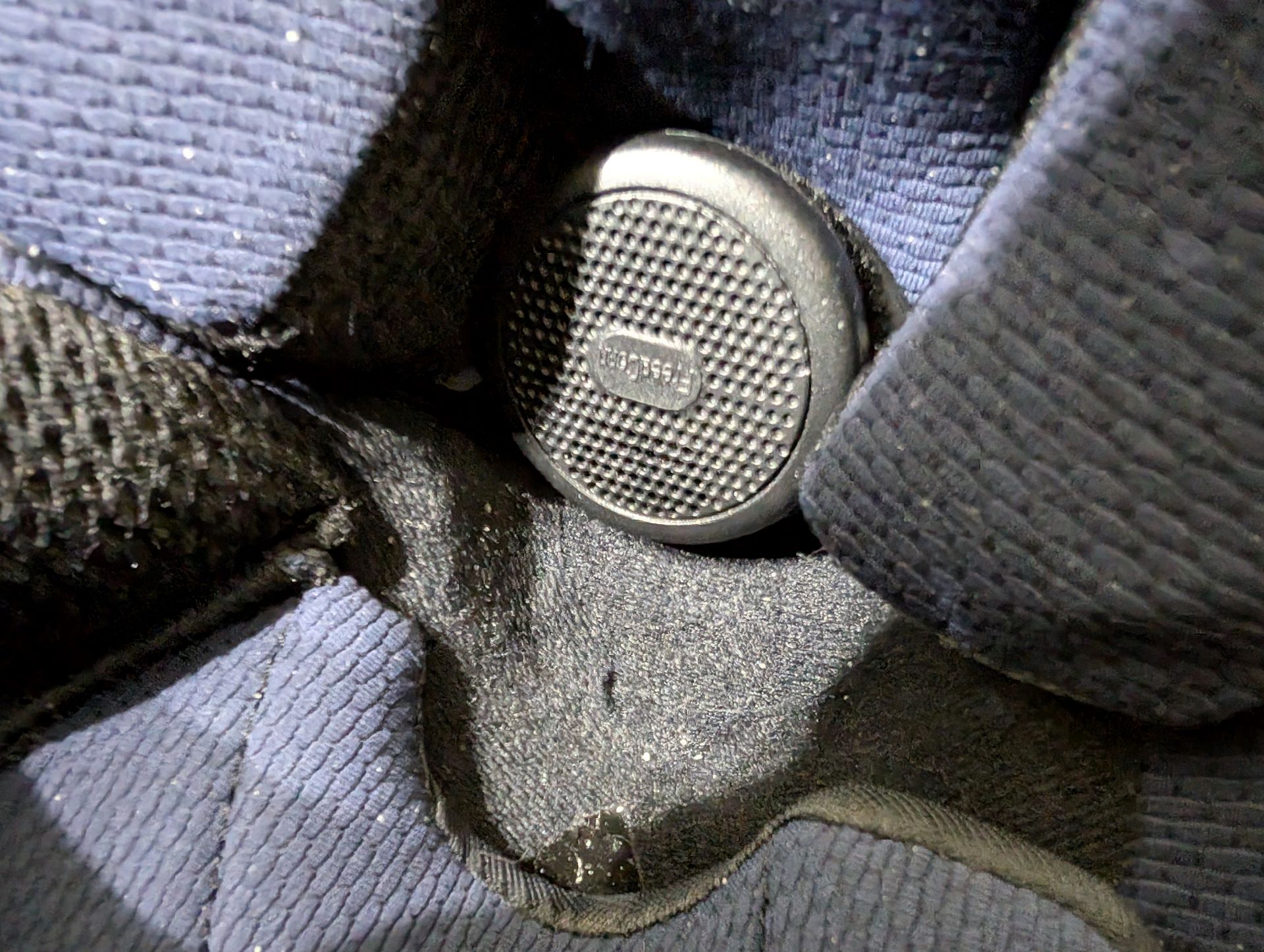 くぼみにスピーカーをはめ込むように設置