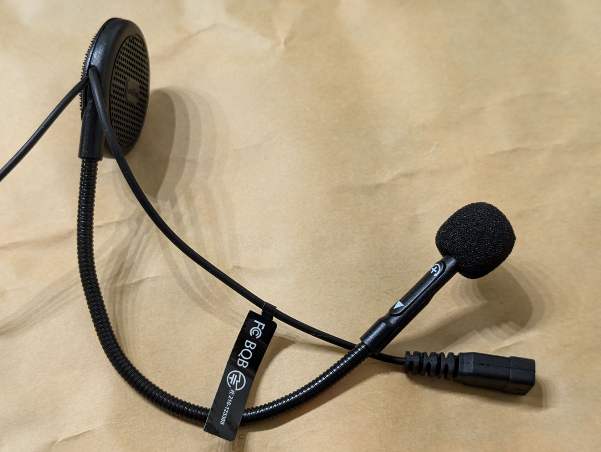 左ユニットは右との接続ケーブルや充電コネクタ、マイクブームが出ており少々かさばる