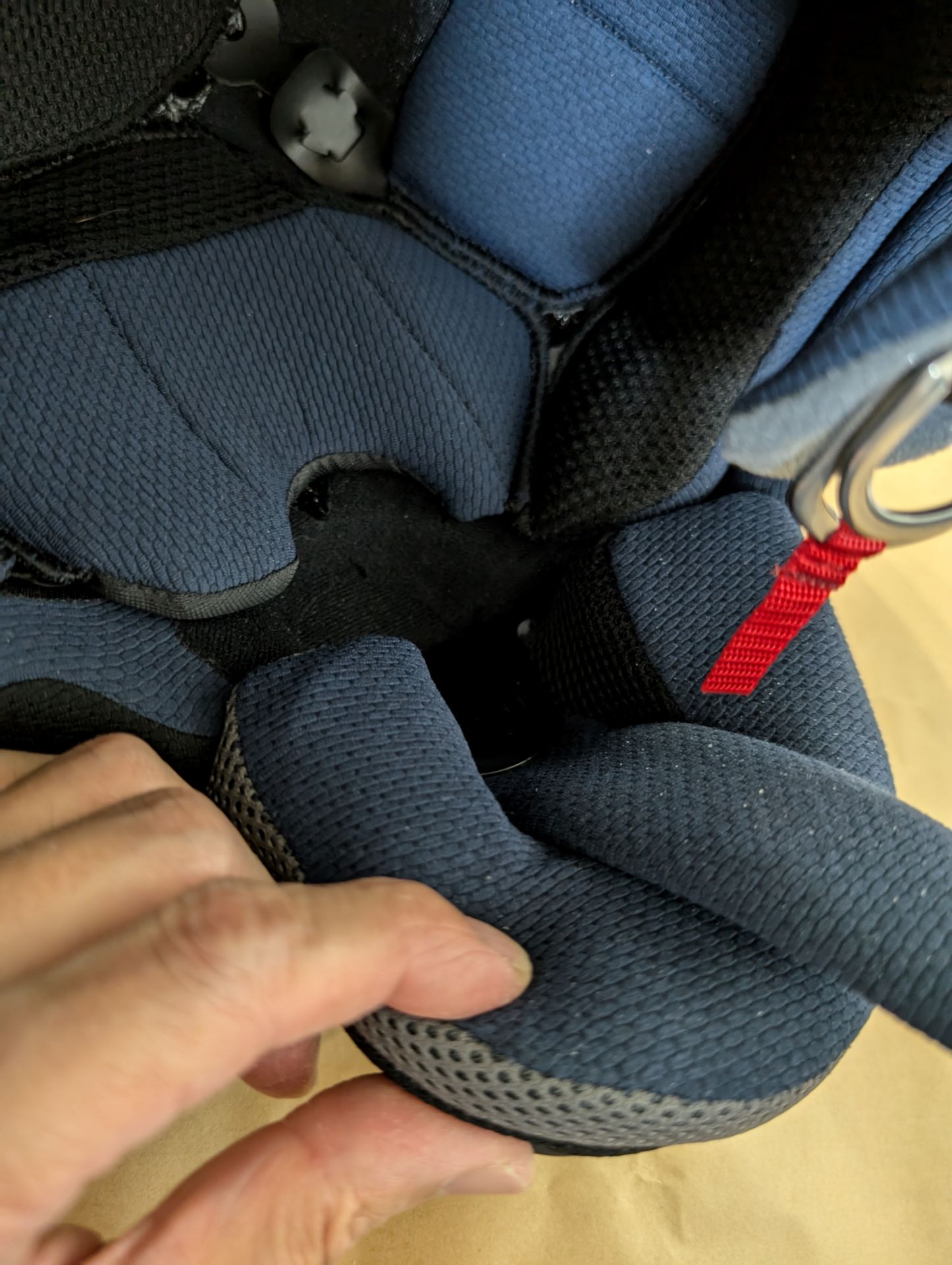 ヘルメットのチークパッド部分と帽体の隙間にマイクブームを通して固定