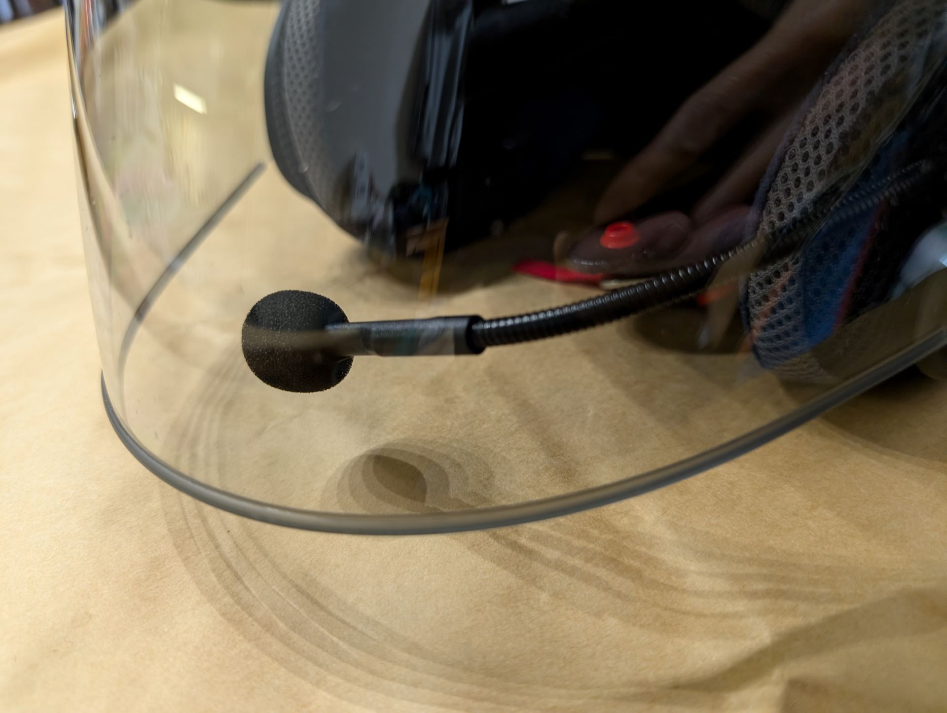 マイクブームの固定部位はバイザーの少し内側に調整