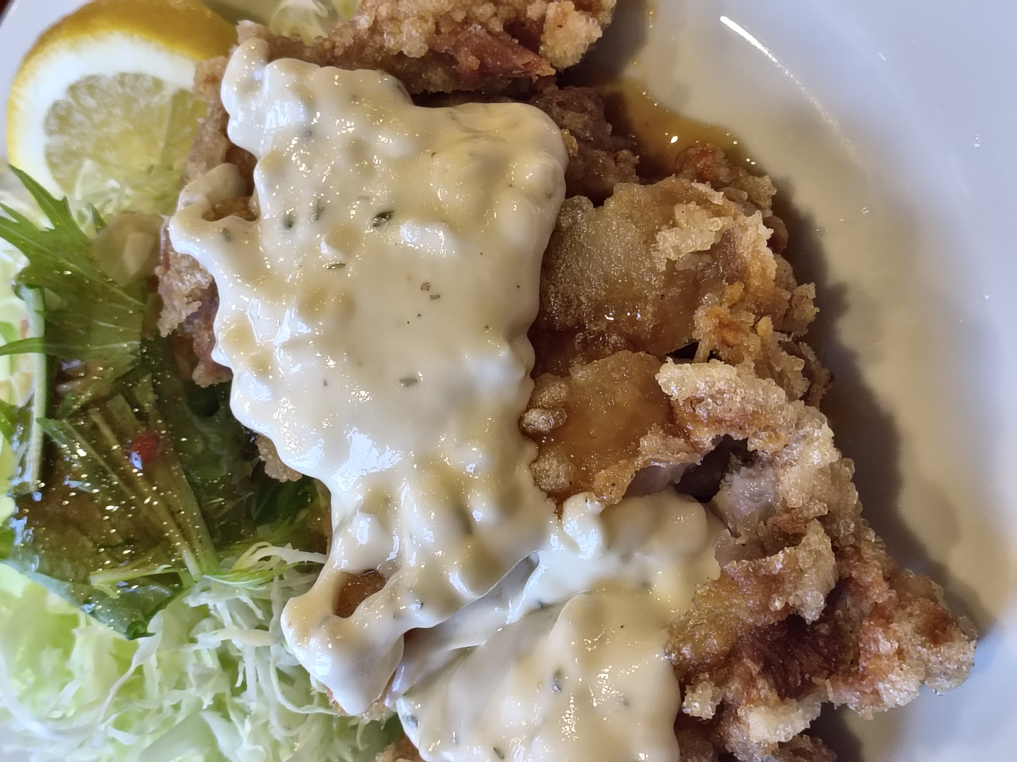 マクロモードでランチに迫った。屋内照明の影響でやや暖色系にホワイトバランスが振れているが、レンズにくっついてしまいそうなほど接近できるこのモードは魅力的だ