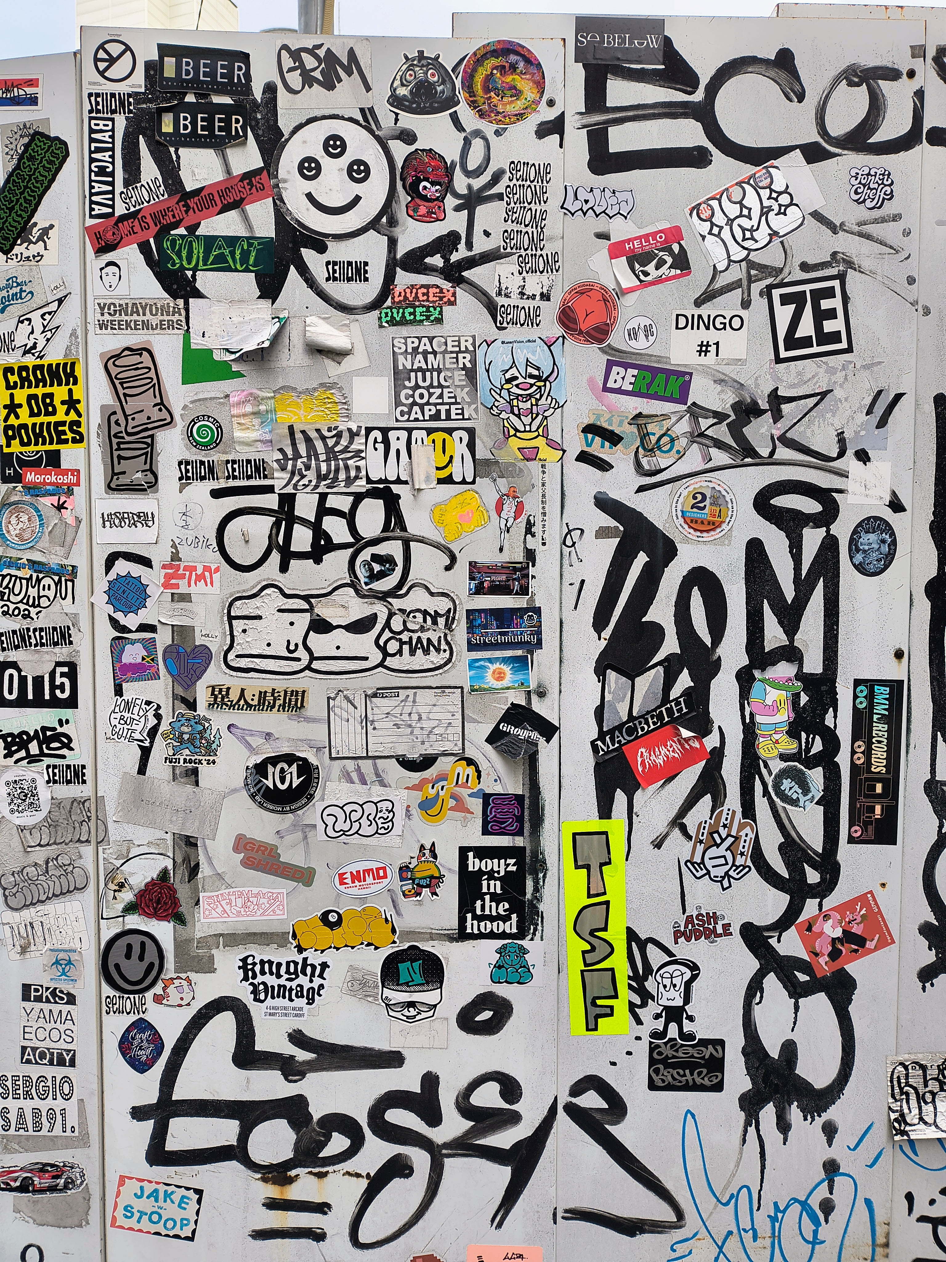 街中の落書きを撮った。やや線が太い写りながら、画面中心部から周辺部まで、貼られているステッカー類がしっかりと判別できる写りだ。色合いは見た目よりやや鮮やか目になった
