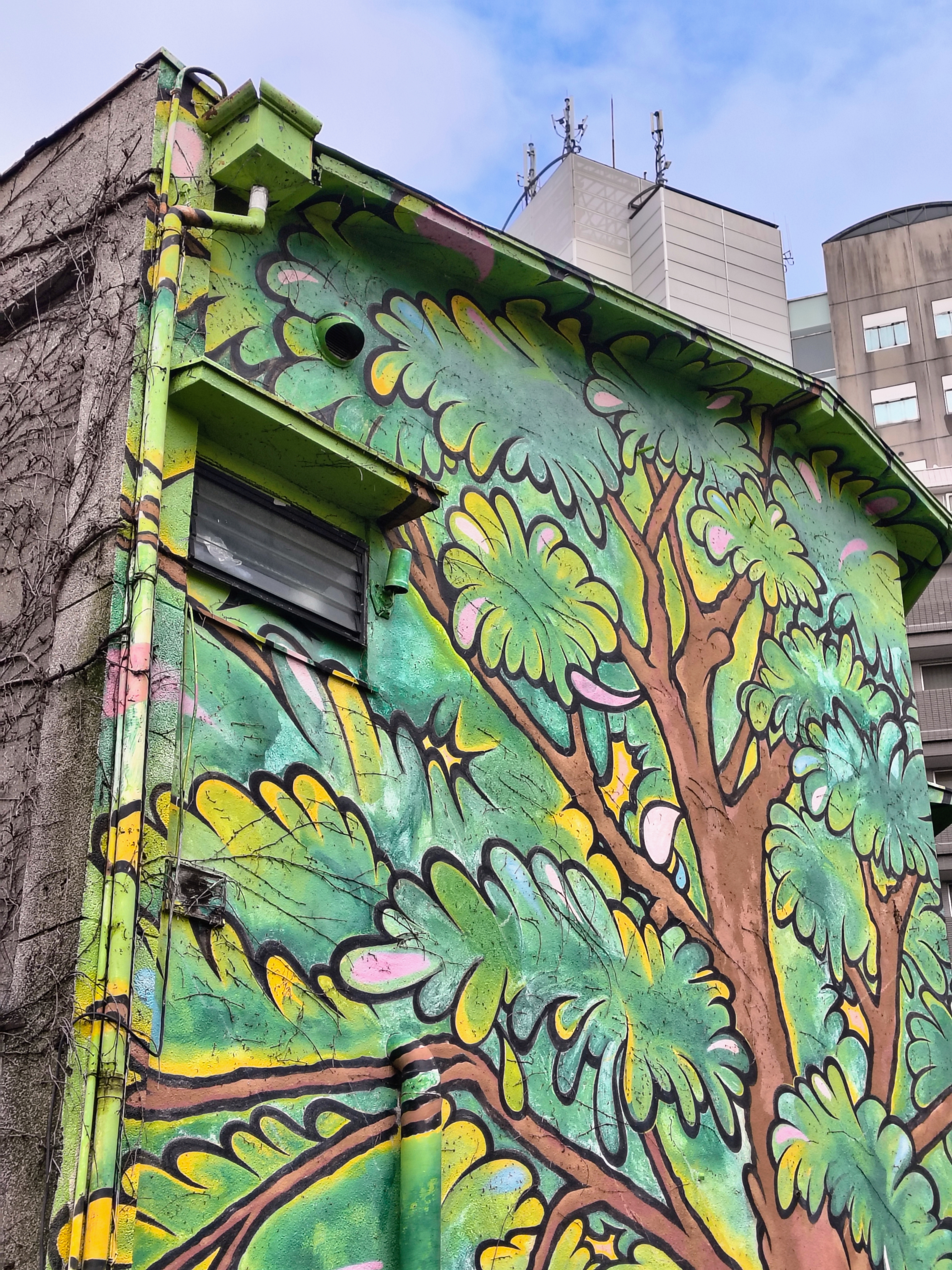 「razr 50」は「razr 40」と同じく鮮やか目な写りを見せてくれる。SNS投稿中心ならば加工せずとも使える写真を手軽に撮影できる