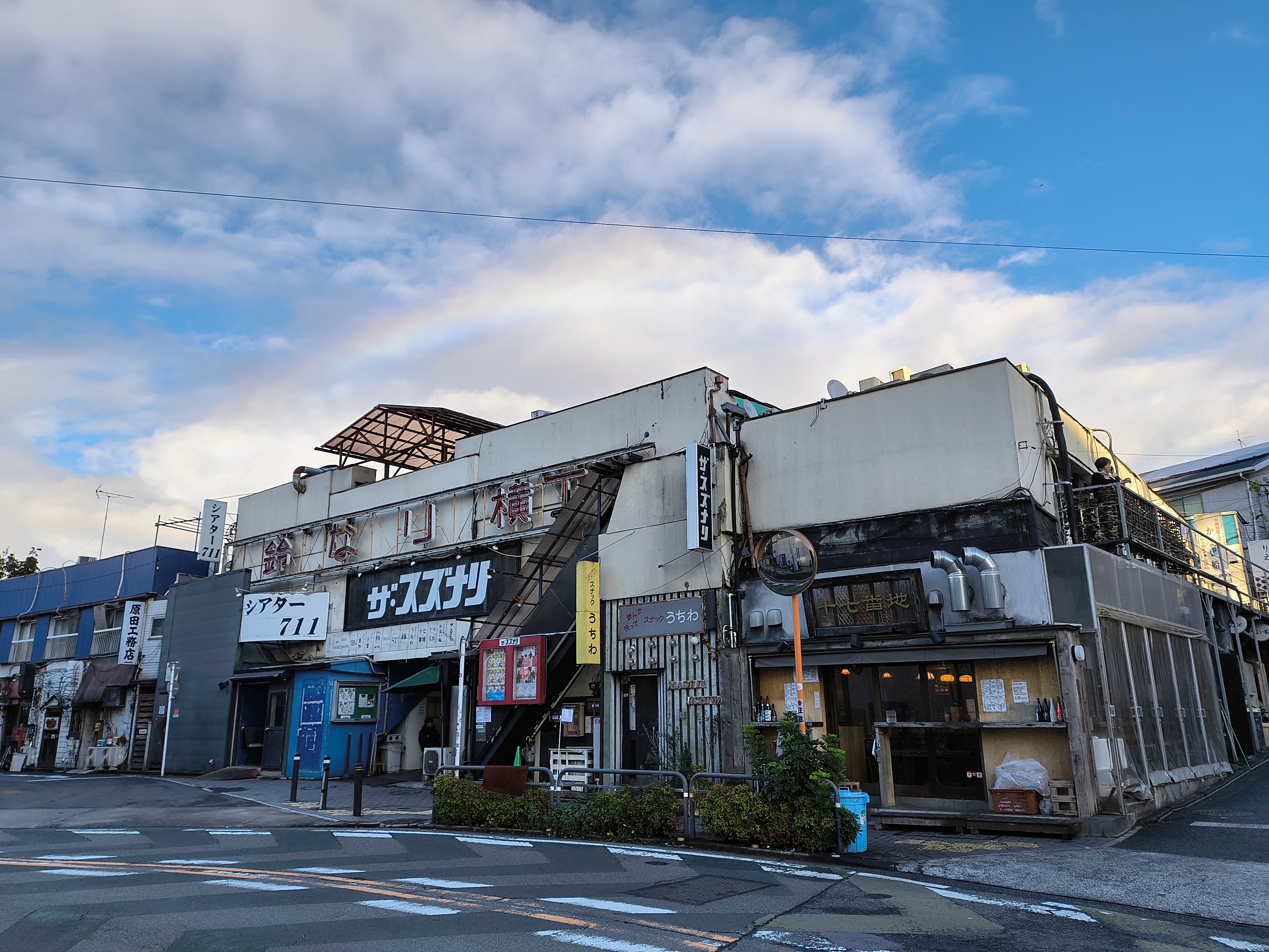 下北沢を徘徊していると空に虹が架かった。手首を2回ひねってカメラを立ち上げて撮影したが、HDRが存分に効いて鮮やかなカットになった。空と建物の明暗差をうまく補正して、記憶ベースの再現性に近くなっている