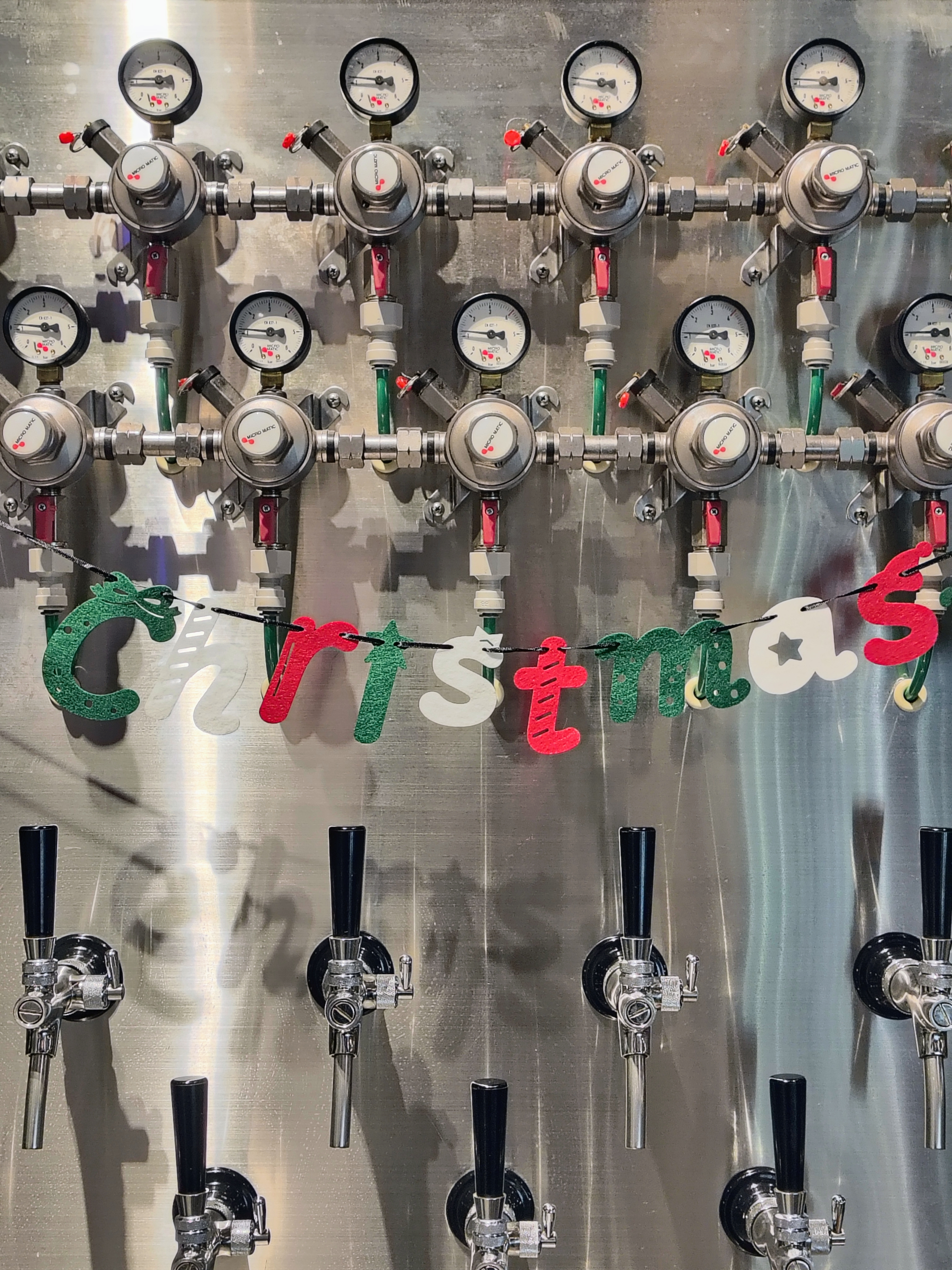 ビール醸造所でのカット。外光と室内照明とのミックス光源だったが、見た目に近い印象の写真に仕上がった。メタリックの質感も高い