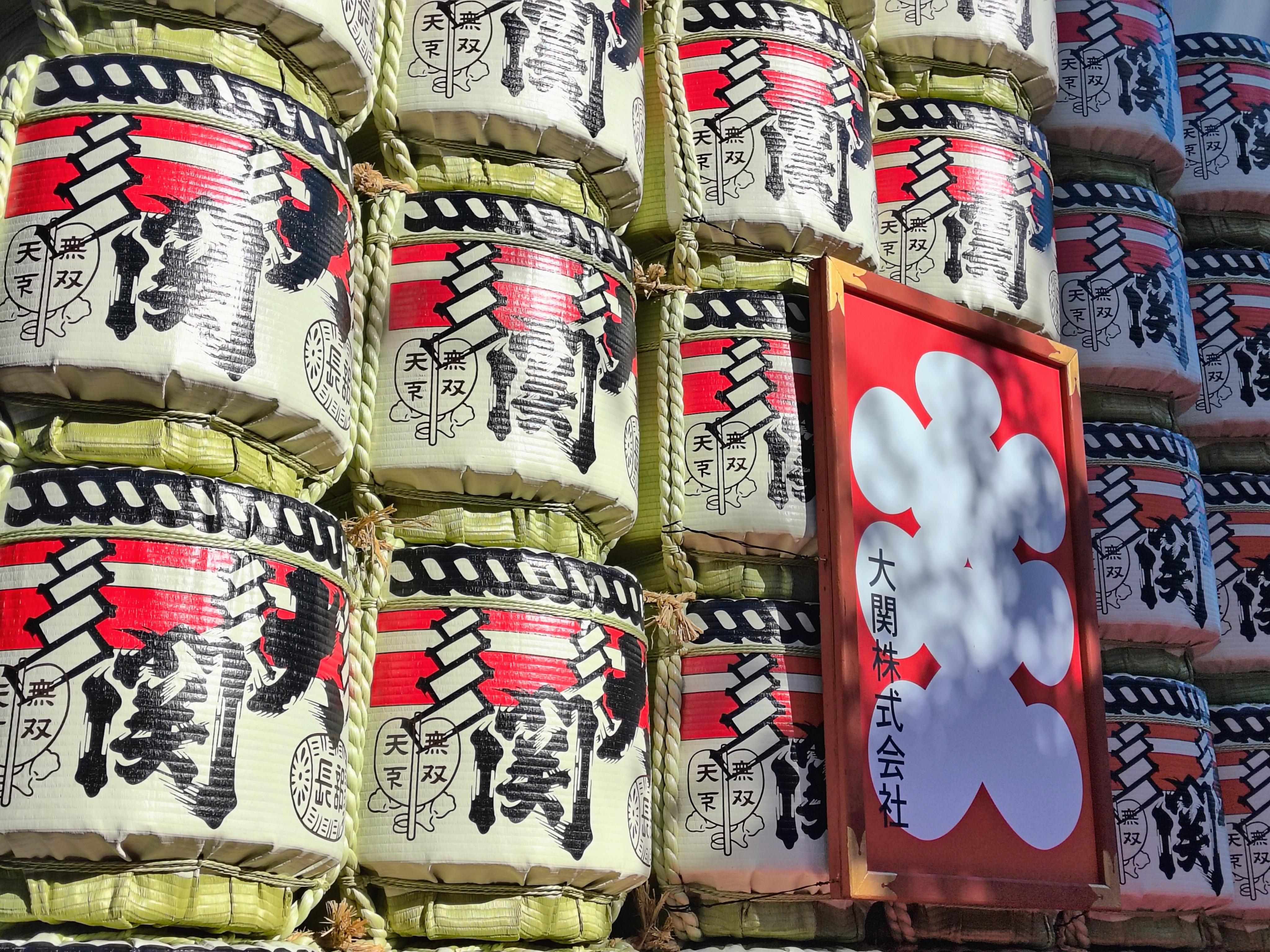 積まれた酒樽と大入り袋の描写がいい感じである。発色が鮮やかに感じるが、ミドルレンジ機らしいそつがない写りだ