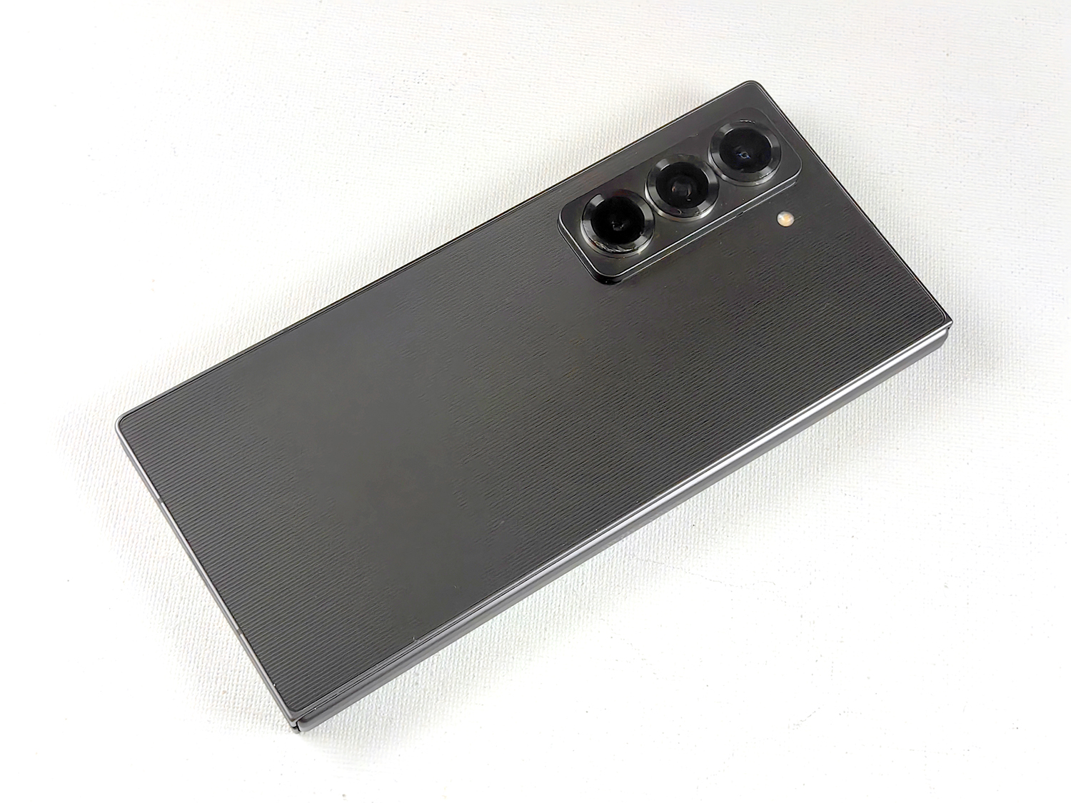 背面には2億画素カメラを搭載