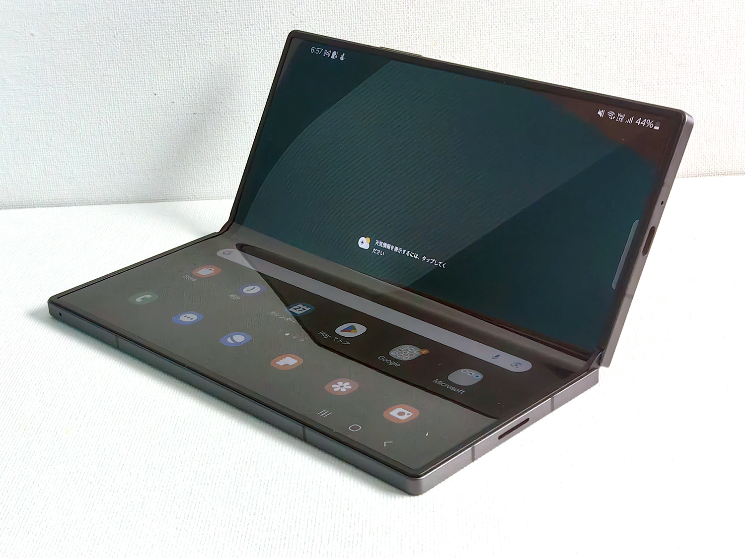 本体は横向きに開くことができる