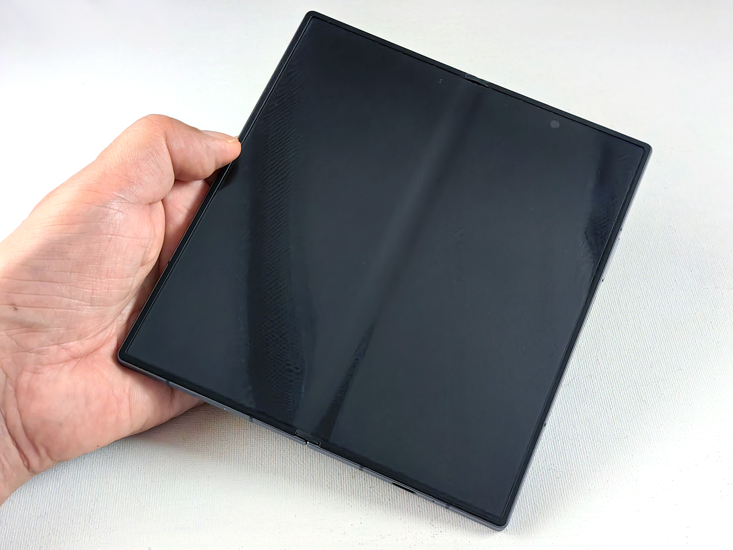 メインディスプレイのヒンジの折り目はより目立たなくなった