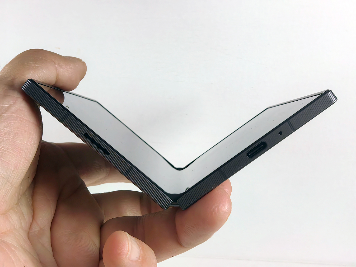 ヒンジの開閉はやや硬くなった