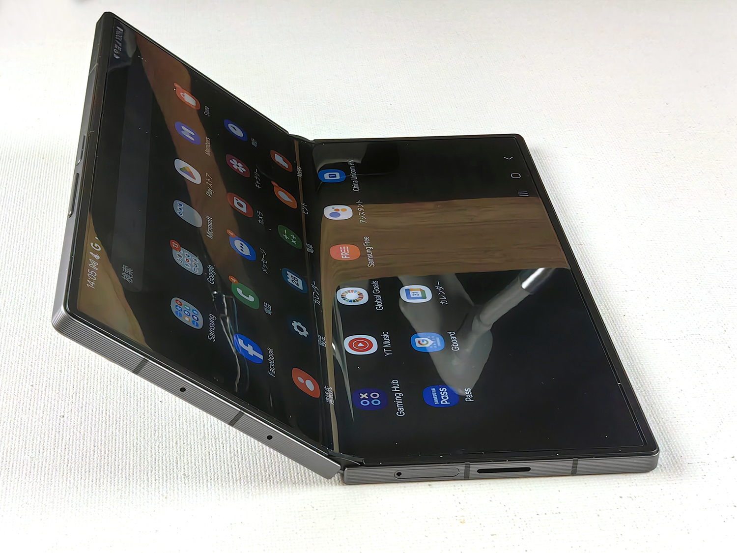 大きく開くとカメラの重さで倒れてしまうため、これくらいが実用的な角度だ