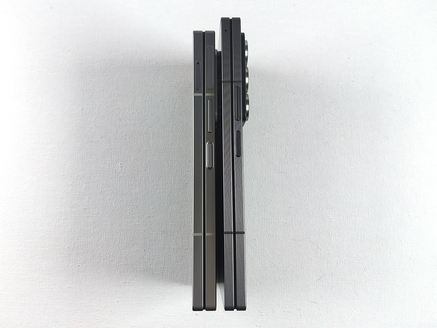 厚さの比較。「Galaxy Z Fold Special Edition」（左）が薄い