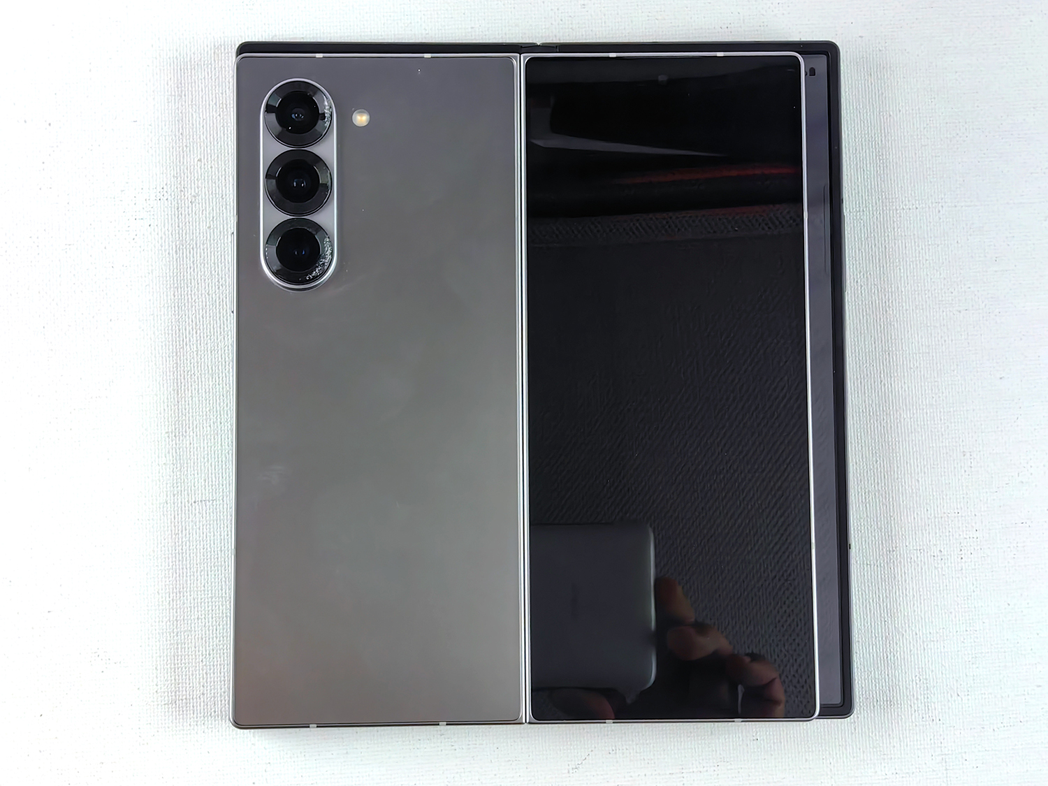 「Galaxy Z Fold Special Edition」の上にGalaxy Z Fold6を置いてみた