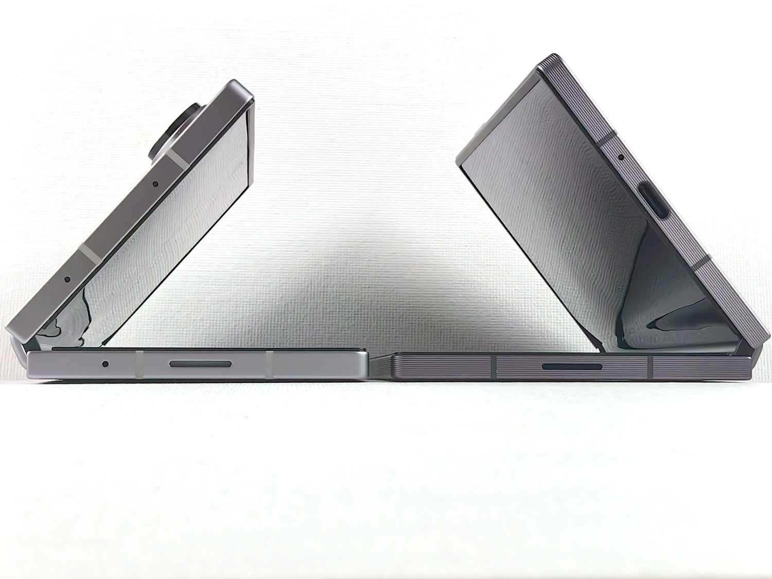 開いたときの厚みの差。写真以上に薄く感じる