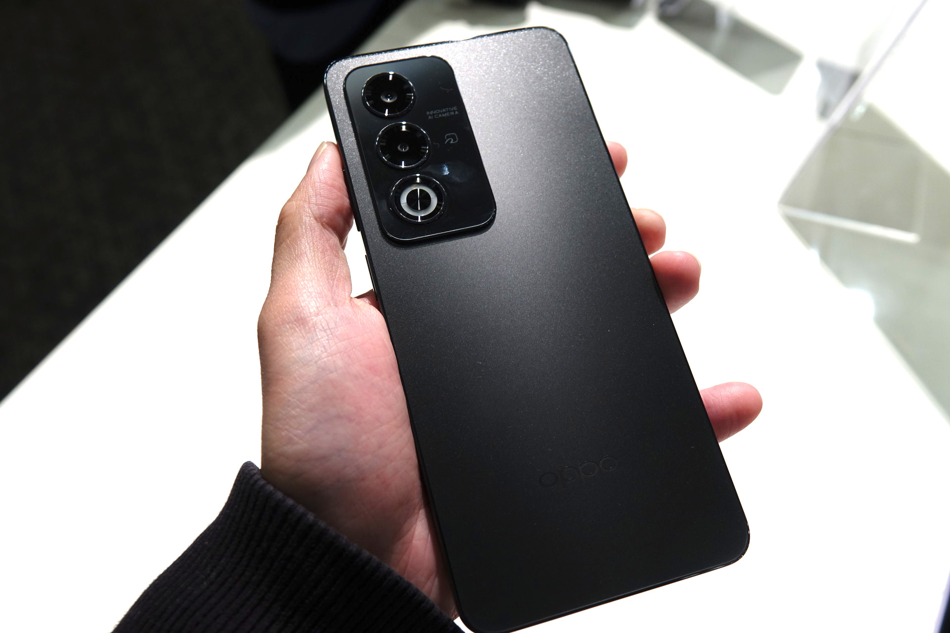 カメラ横にFeliCaマークがあるOPPO A3 5G（左）