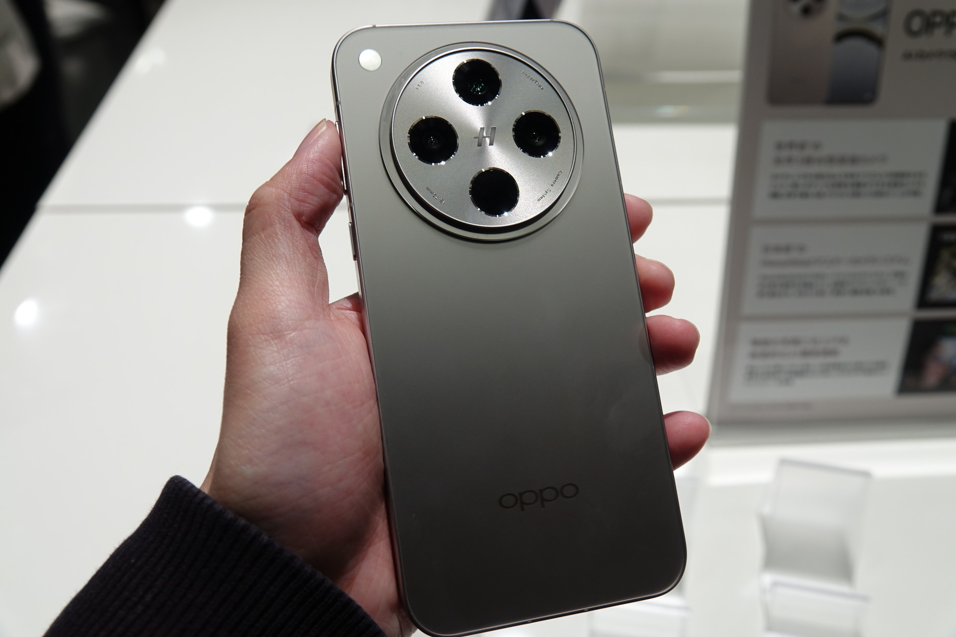 カメラ横にFeliCaマークがあるOPPO A3 5G（左）