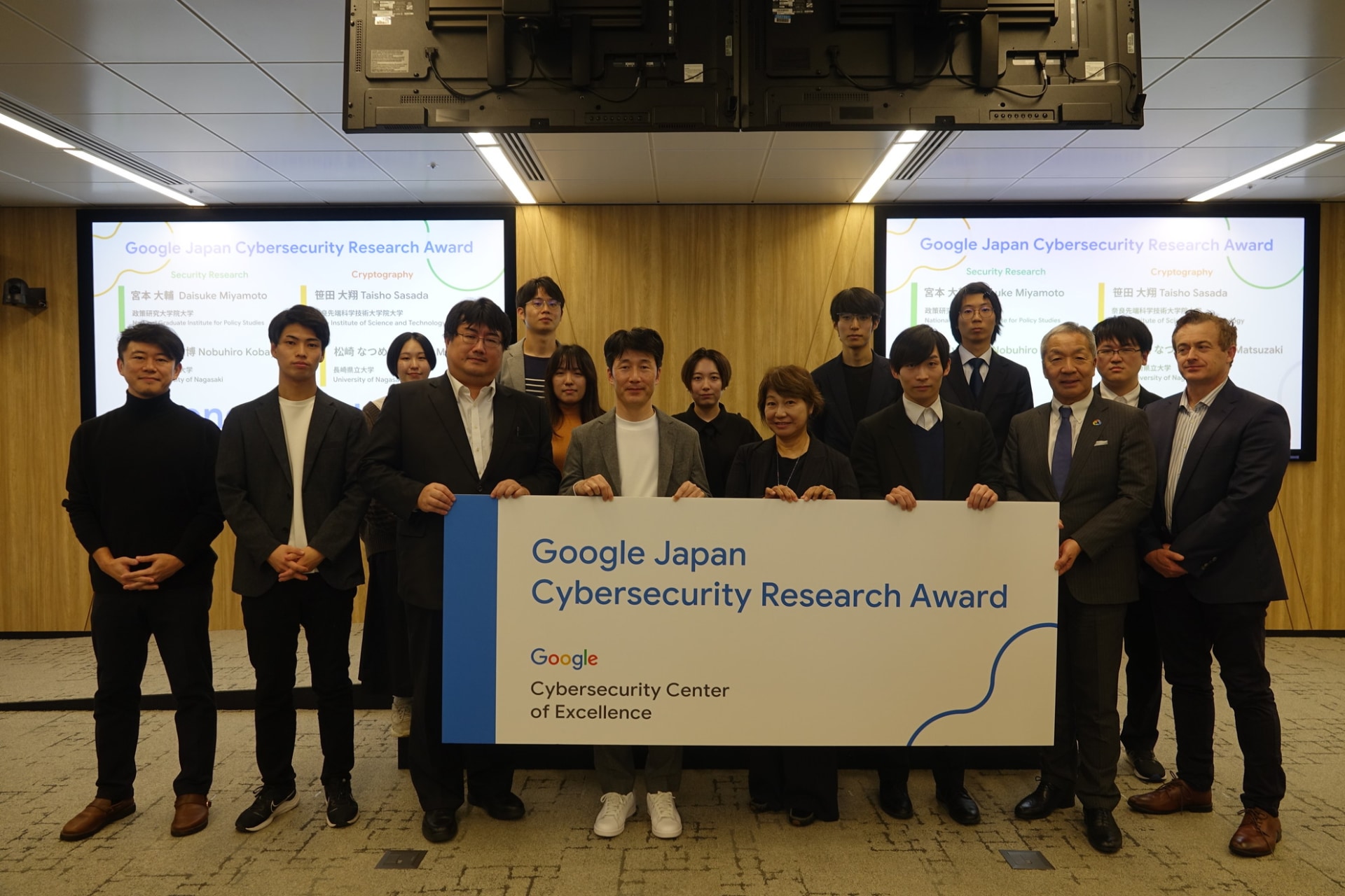 パネルを持つ受賞者。左から奈良先端科学技術大学院大学の笹田大翔氏、長崎県立大学の松崎なつめ氏、長崎県立大学の小林信博氏、政策研究大学院大学の宮本大輔氏