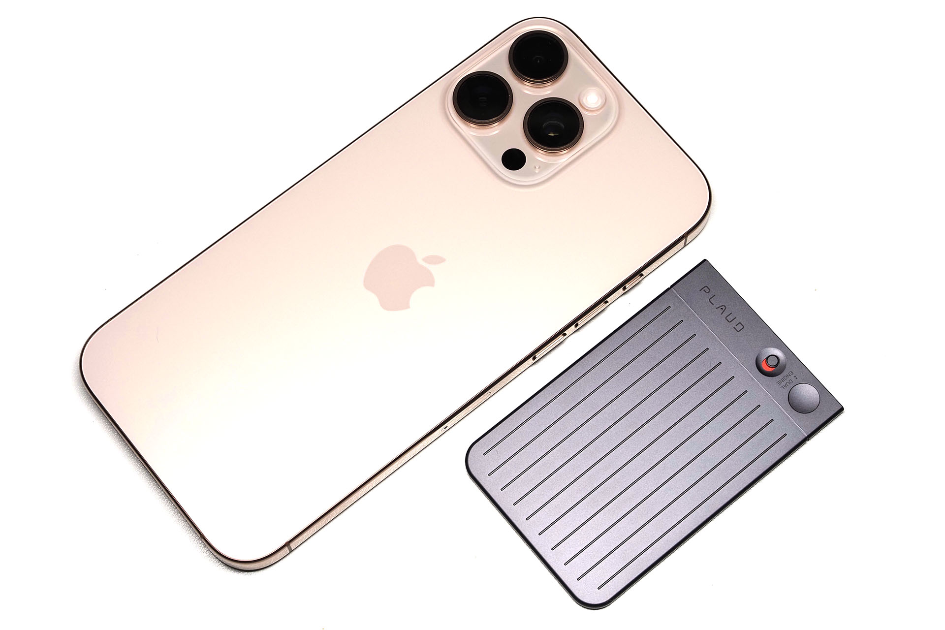 黒っぽい板がPLAUD NOTE本体。超薄ボイスレコーダーで、iPhoneなどにMagSafe吸着して通話内容を録音したり、単体で会議での会話などを録音できる。また、専用スマートフォンアプリやWebアプリを使い、録音した会話などをAIが文字起こししたり、会話内容などを要約することができる。直販価格は27,500円。カラーは、ブラック、シルバー、スターライトがある。